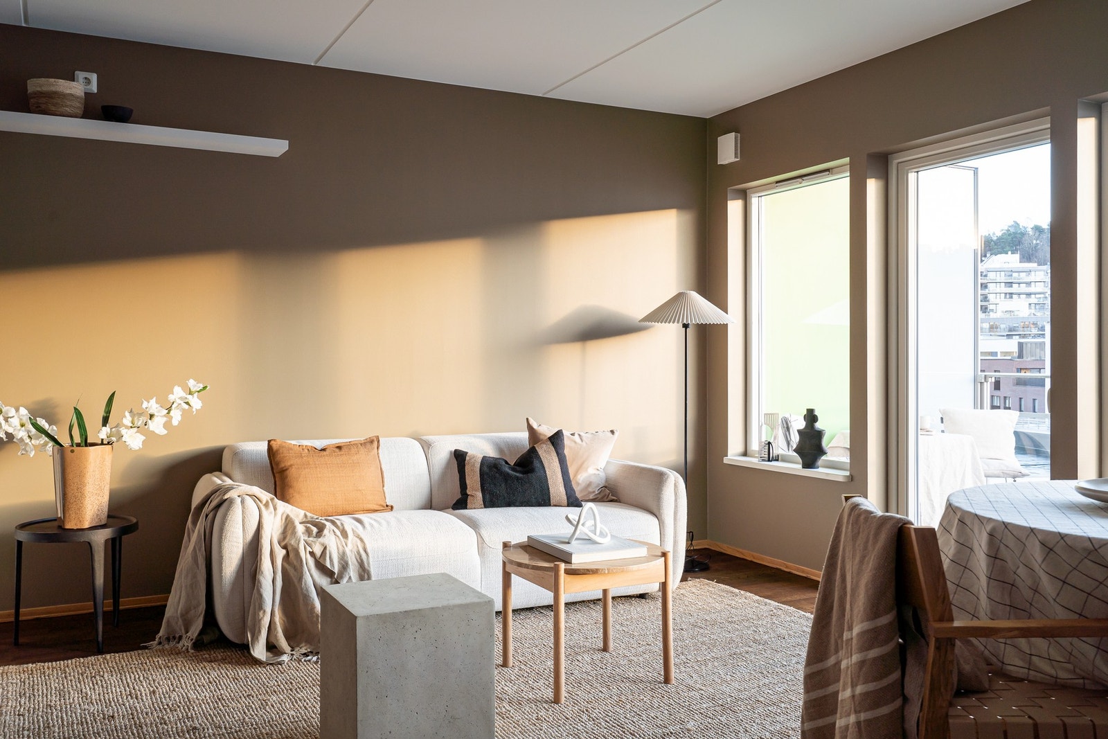 Oppholdsrommet byr på plass til sofagruppe med tilhørende møblement. Galleribilde