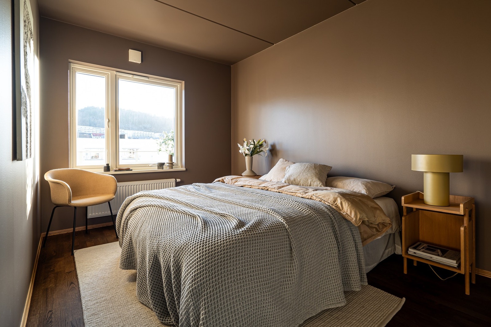 Soverommet er av god størrelse med plass til dobbeltseng og tilhørende møblement. Galleribilde