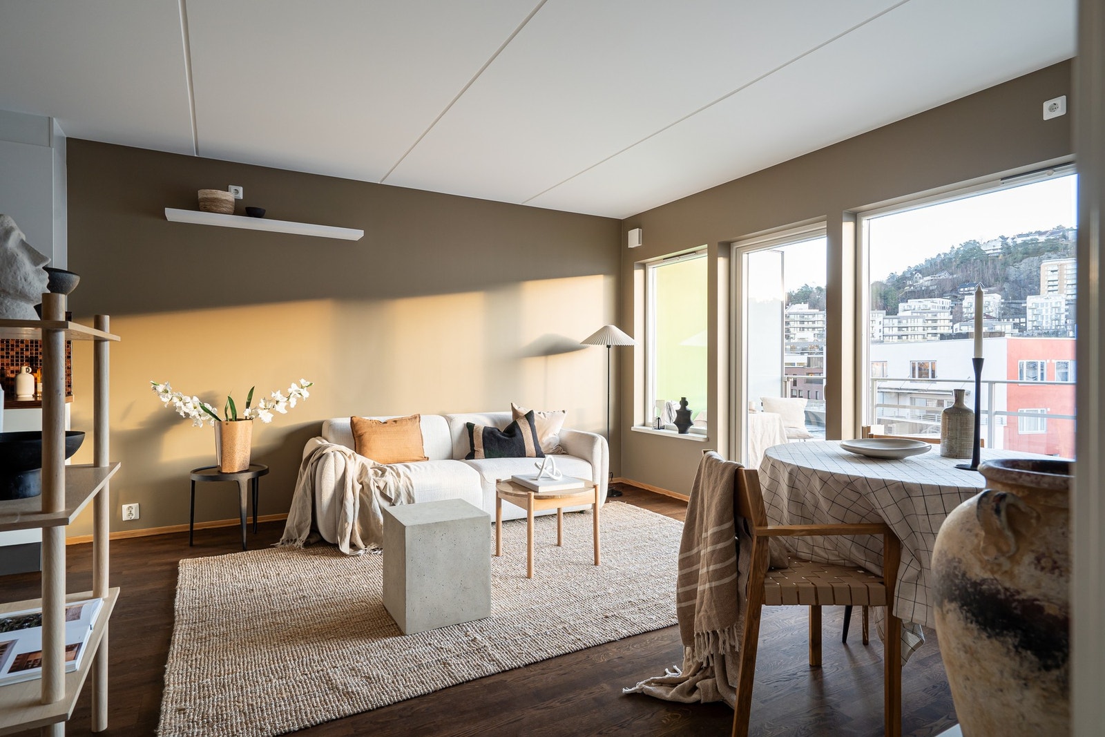 Dette er en lys og innbydende 2-roms andelsleilighet i 7.etasje fra 2012 med herlig beliggenhet i et attraktivt boligområde. Galleribilde