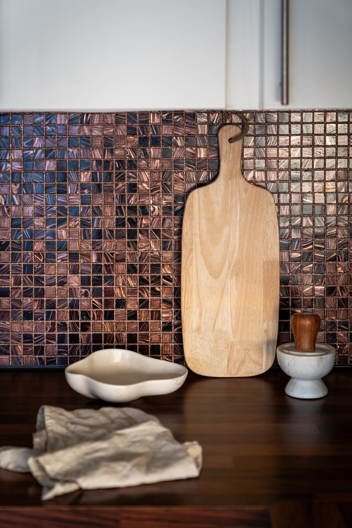 Videre er det lagt lekre mosaikkfliser over benkeplate, samt belysning og stikkontakter under overskapene. Galleribilde