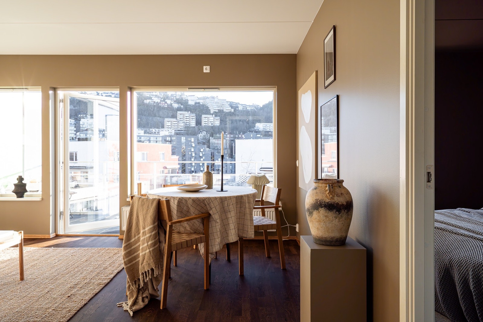 Innenfor stuen finner du boligens soverom. Galleribilde