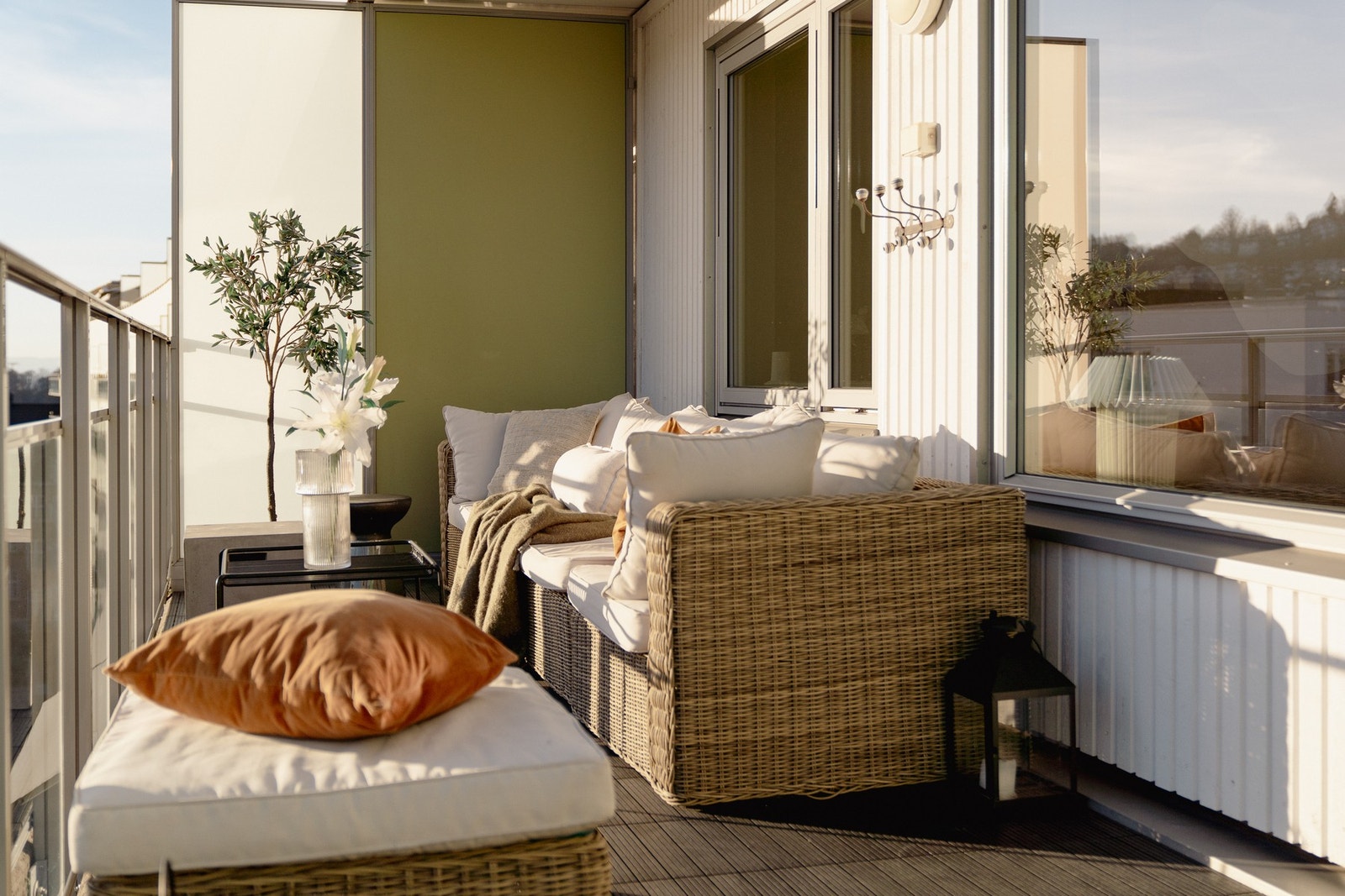 Balkongen er på 15 kvm og gir med det god plass til balkongmøblement, beplantning og grill. Galleribilde