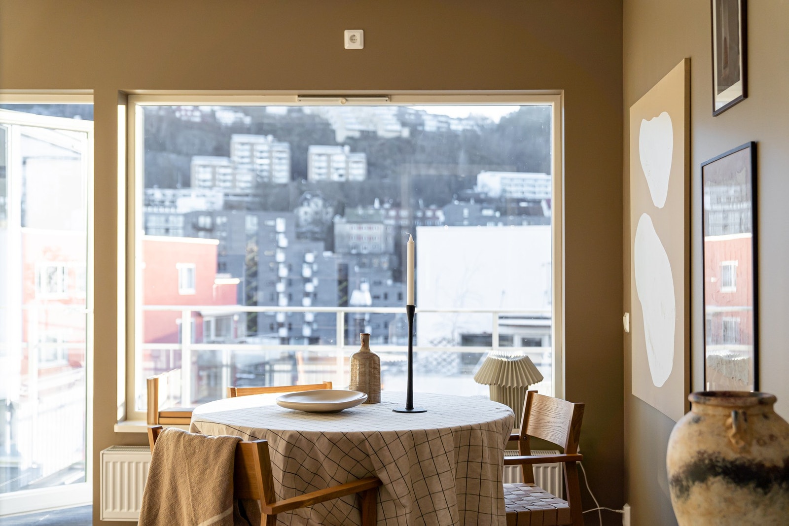 I dag er stuen innredet med et mindre spisebord, men det er selvsagt plass til et større. Galleribilde