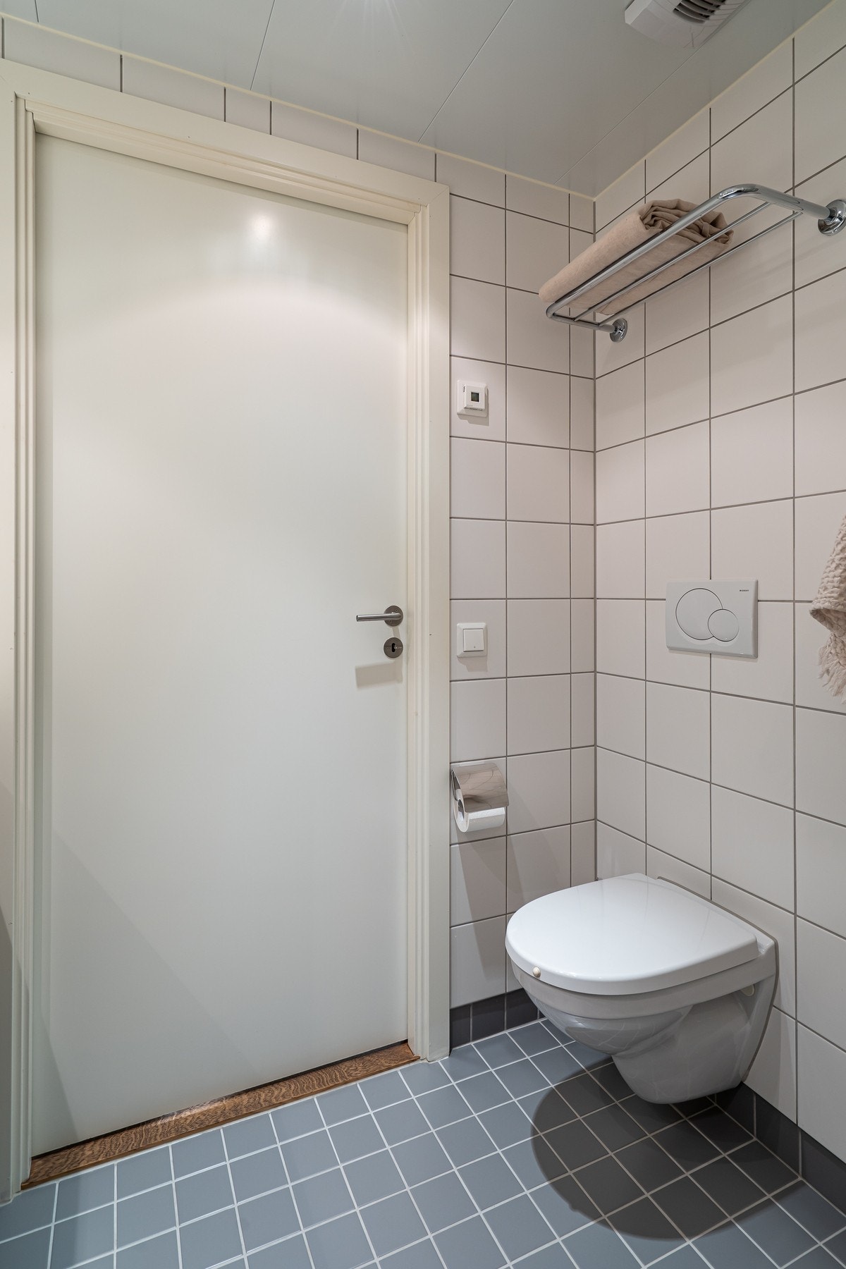 Innredningen består av servant på underskap, helstøpt speil, vegghengt toalett og dusjhjørne med svingbare dører. Galleribilde