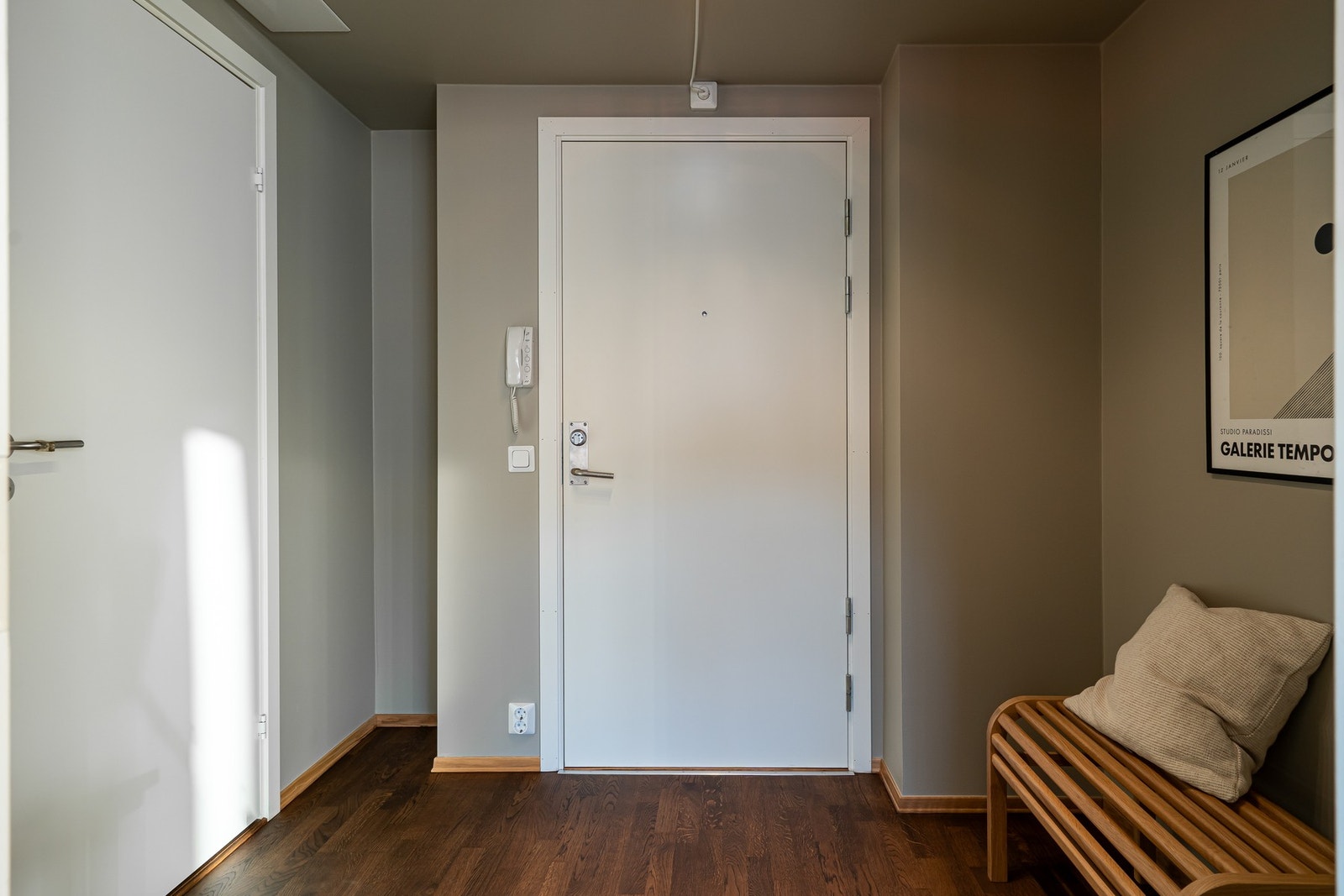 Det er heisadkomst til etasjeplan. Entréen byr på plass for garderobeskap, speil og lignende. Galleribilde