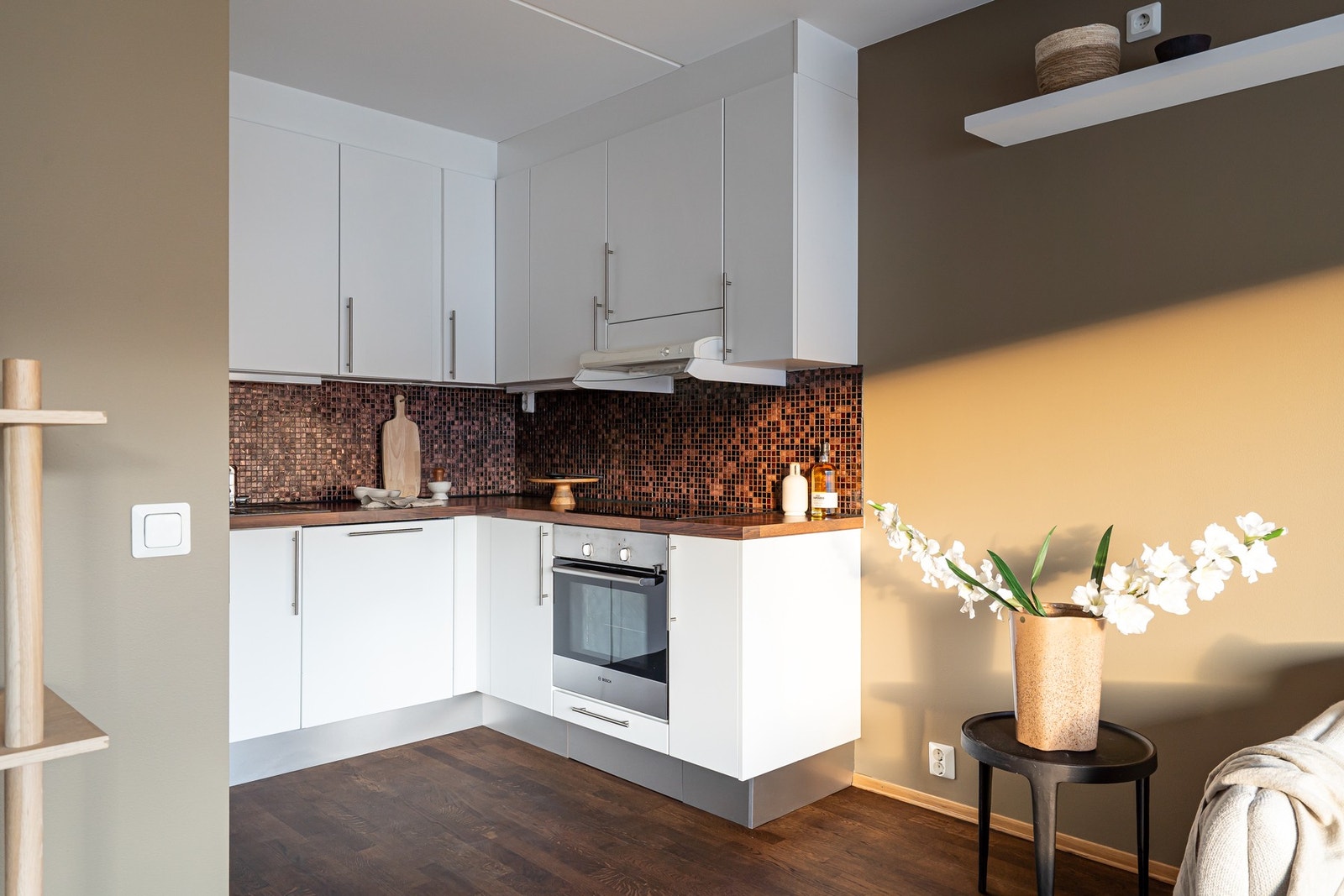 Kjøkkenet er godt utnyttet og byr på mye skap- og benkeplass. Galleribilde