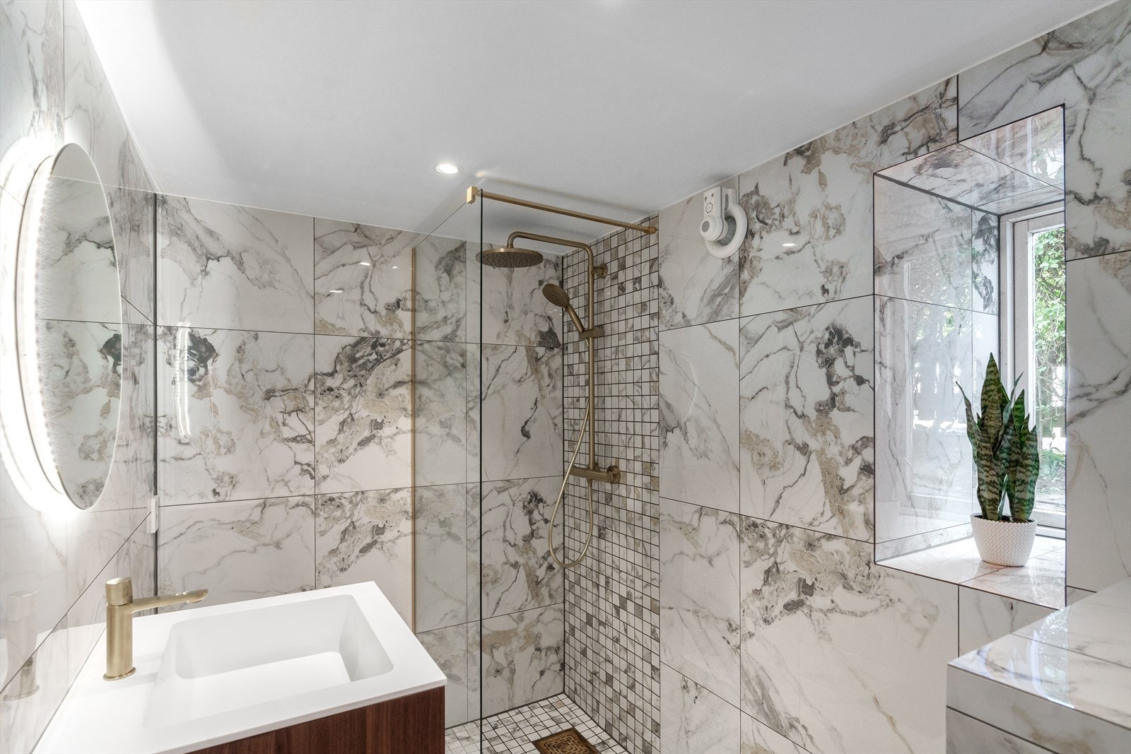 Nydelig fullfliset baderom med varme i gulv. Flott underskap med nedfelt servant. Dusjnisje med glassvegger. Flotte detaljer som bør sees. Galleribilde