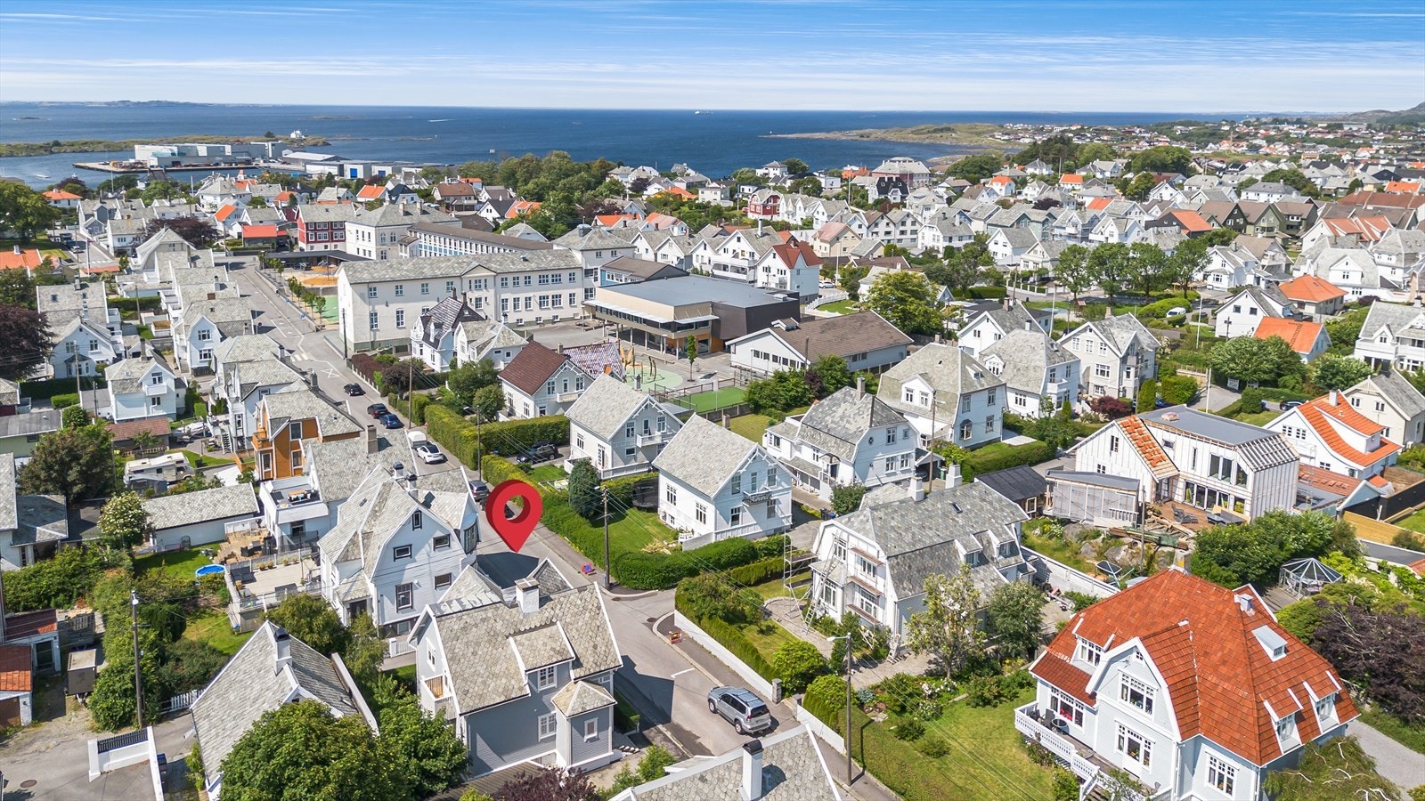 Attraktivt beliggende i klassisk villastrøk på Hauge. Her har en alt i gangavstand og kort vei til skoler, barnehager og sentrum av Haugesund som har ett rikt utvalg av butikker Galleribilde