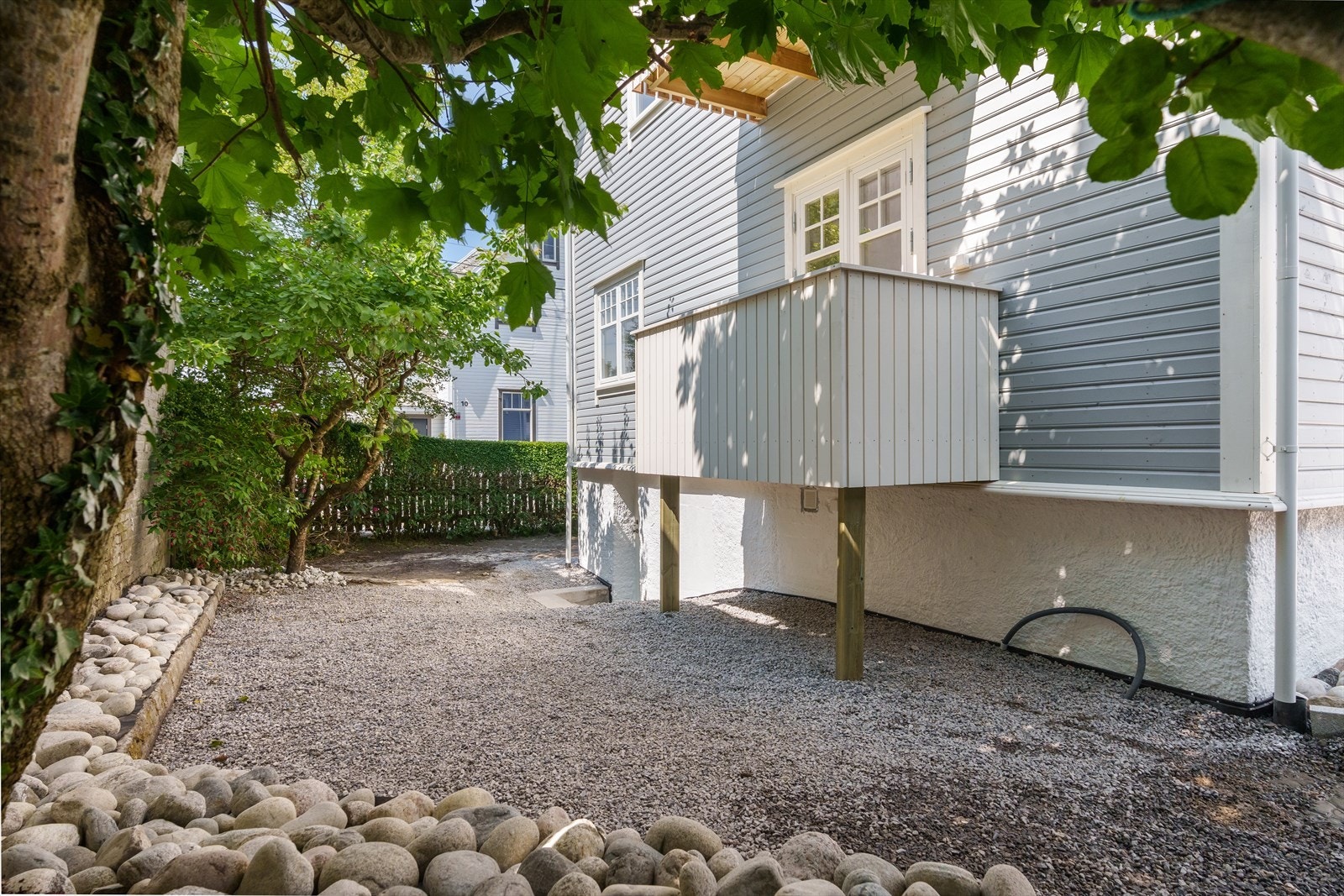 Flotte murer og rullestein, mot vest er det klargjort for plen eller terrasse. Galleribilde