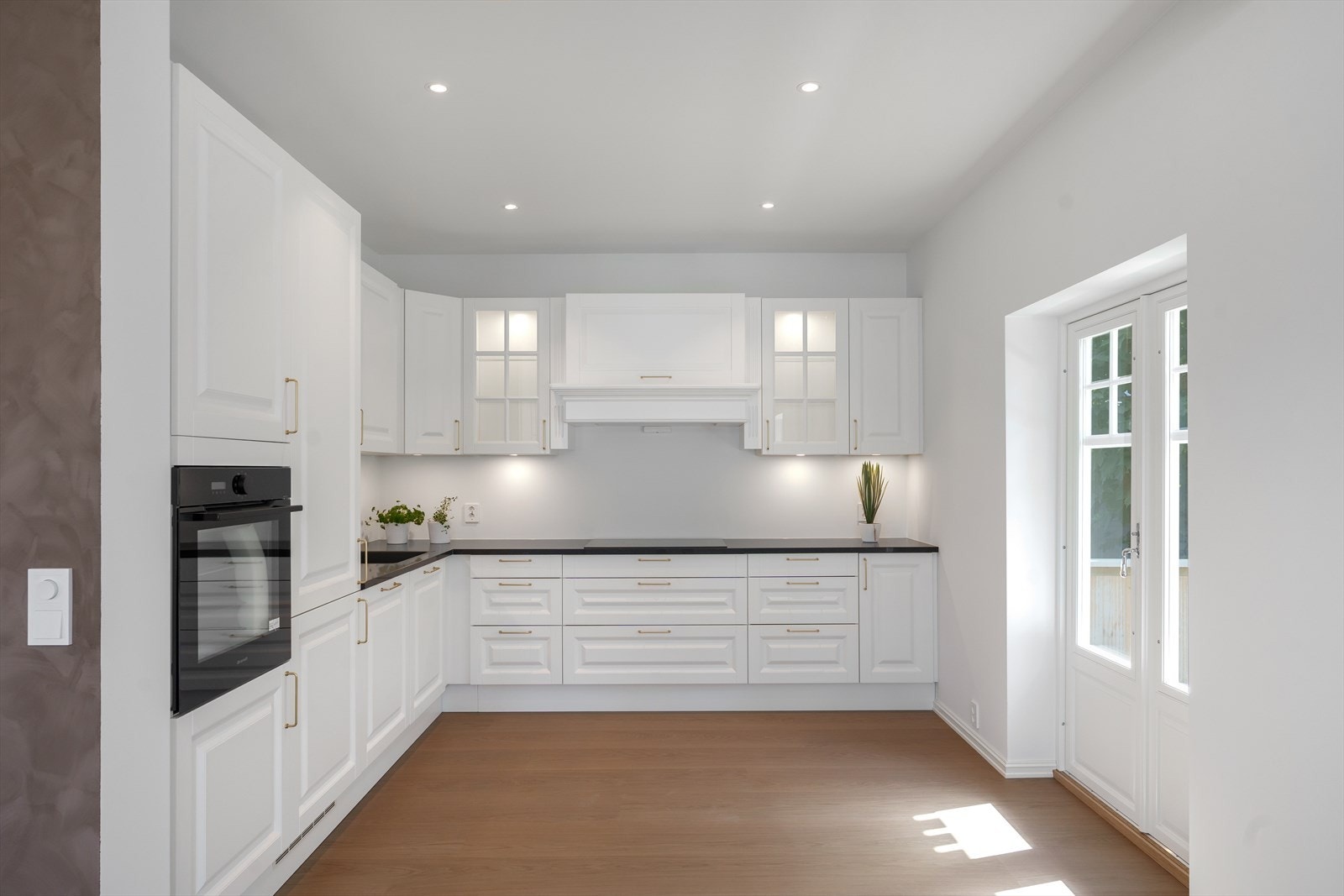 Lys, tidsriktig og moderne kjøkkeninnredning hvor en har god skap og- benkeplass. Integrerte hvitevarer som stekeovn, bred koketopp, oppvaskmaskin samt kjøl- fryseskap.
Kjøkkeninnredning fra Aubo, nydelig stein benkeplate fra Skattkjær! Galleribilde