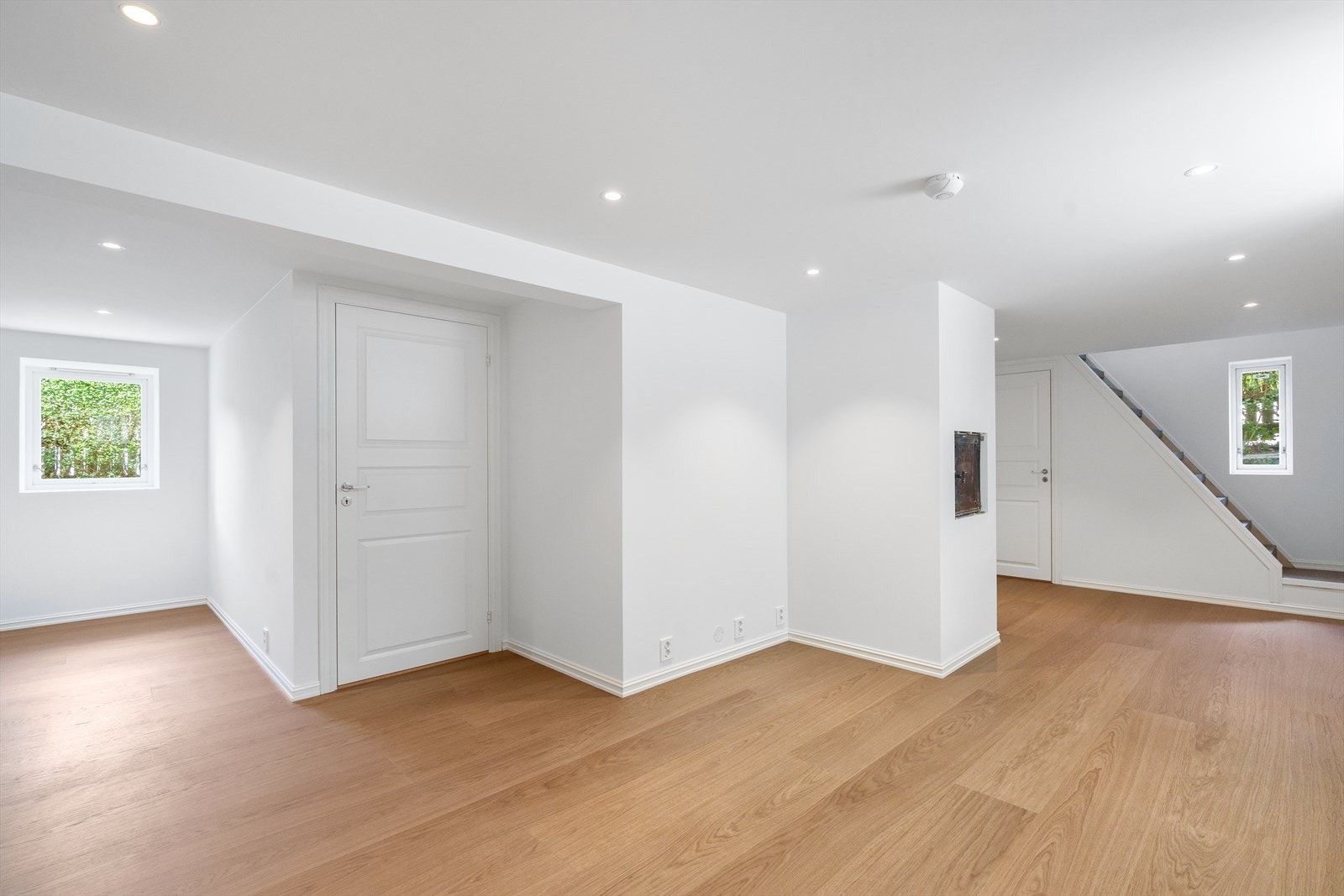 Underetasje har stue hvor en har god plass til sofagruppe og spisebord. Her er det klargjort for kjøkken om en ønsker. Varme i alle gulv. Galleribilde