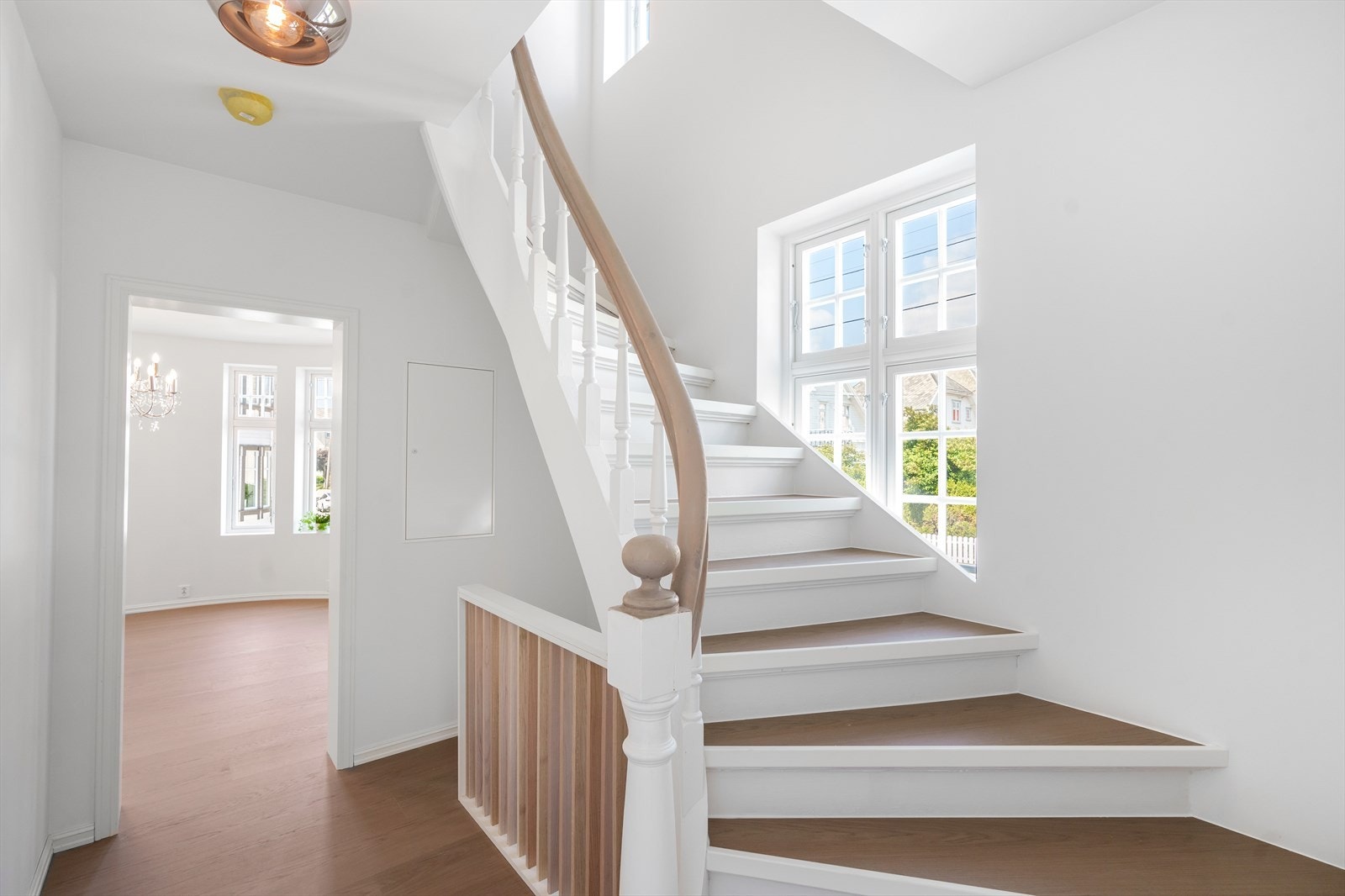 Den opprinnelige trappen er pusset ned og fremstår som et smykke! Galleribilde