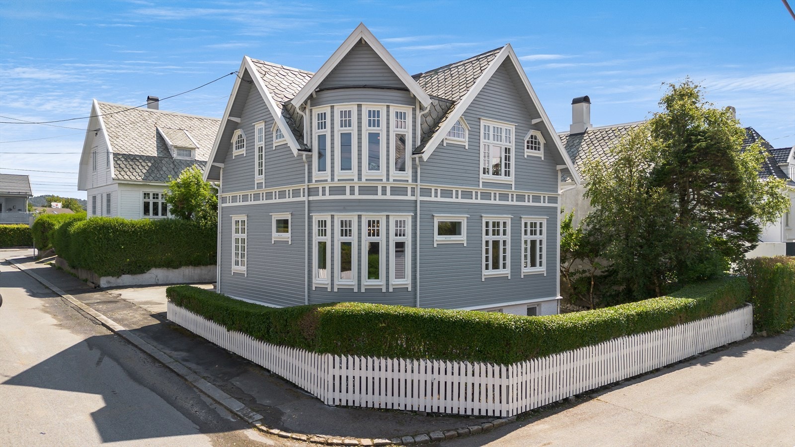 Velkommen til Gange- Rolvs gate 11!
Her er ingenting latt til tilfeldighetene. Boligen har gjennomgått en omfattende modernisering siste året og har blitt satt i stand etter råd fra Byantikvaren. Galleribilde