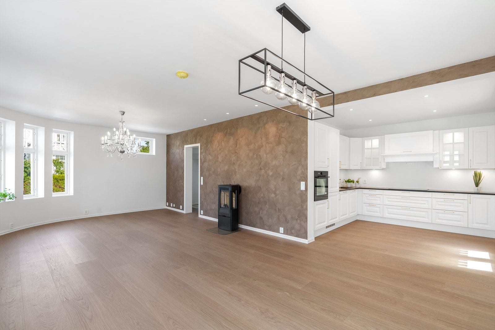 Ett fantastisk rom hvor en har store vindusflater som gir rommet ett herlig særpreg. Rommets atmosfære forsterkes av takhøyden på hele 2.70, her har en svært god plass til sittegrupper og spisestue. Det er åpen løsning til kjøkken. Galleribilde