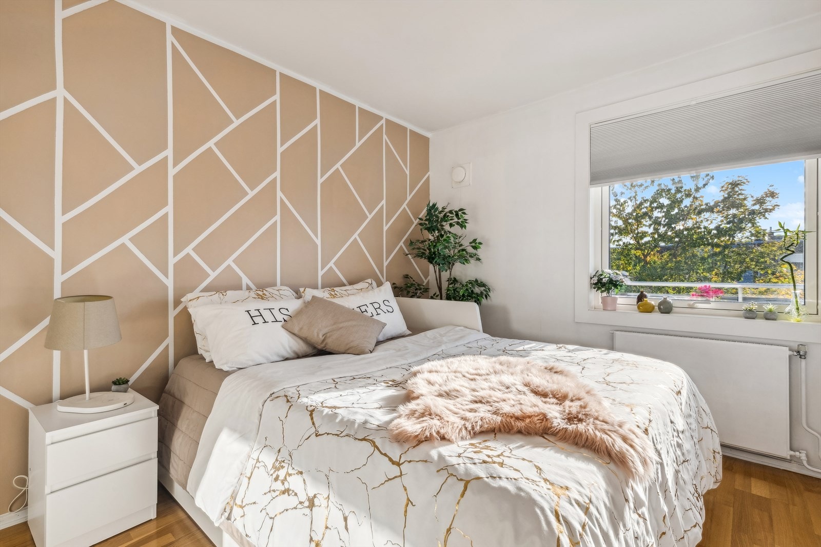 Leiligheten byr på et fint soverom med plass til en dobbeltseng, nattbord på hver side og tilhørende møblement. Galleribilde