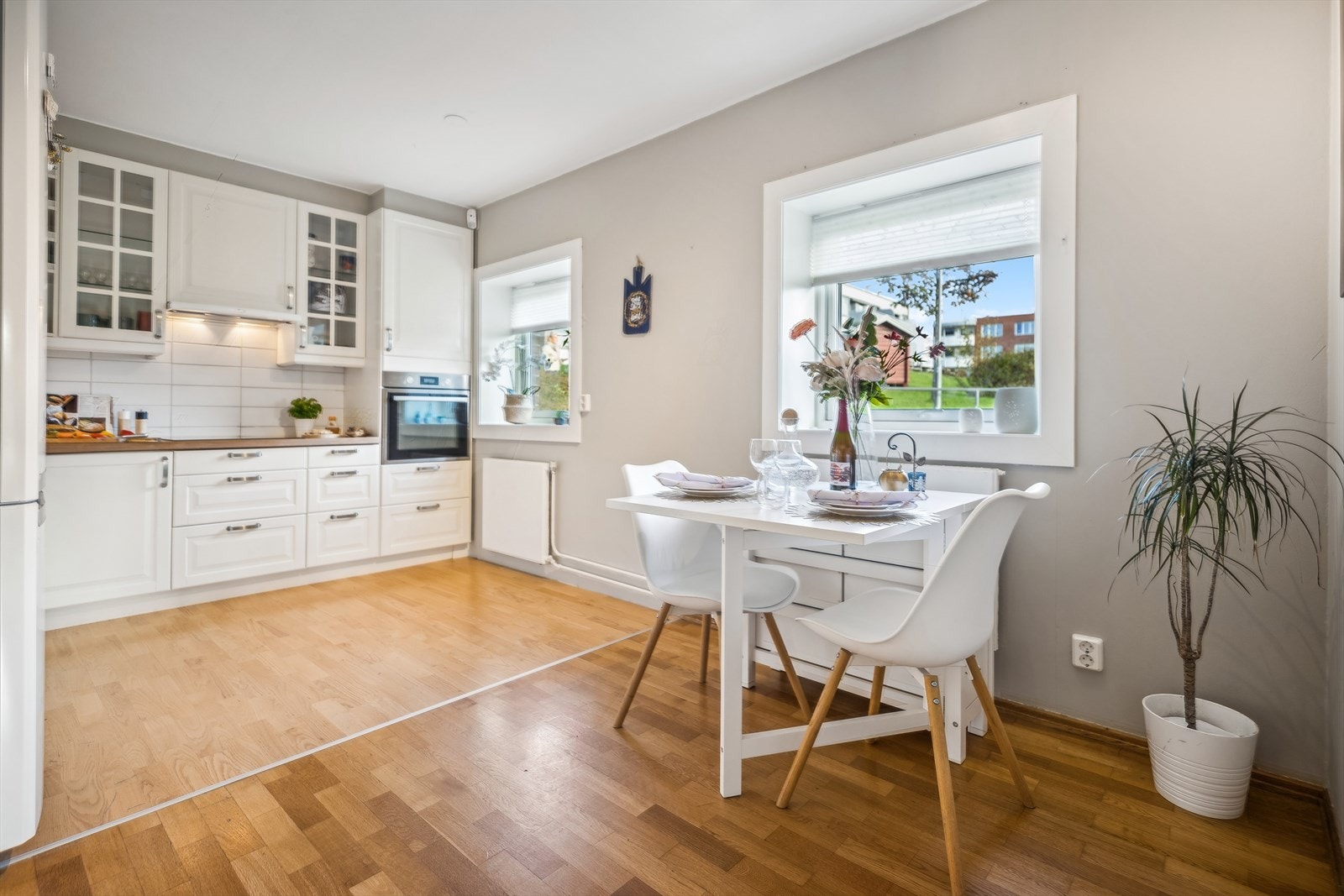 Kjøkkenet ligger i en delvis åpen løsning med stuen. Galleribilde