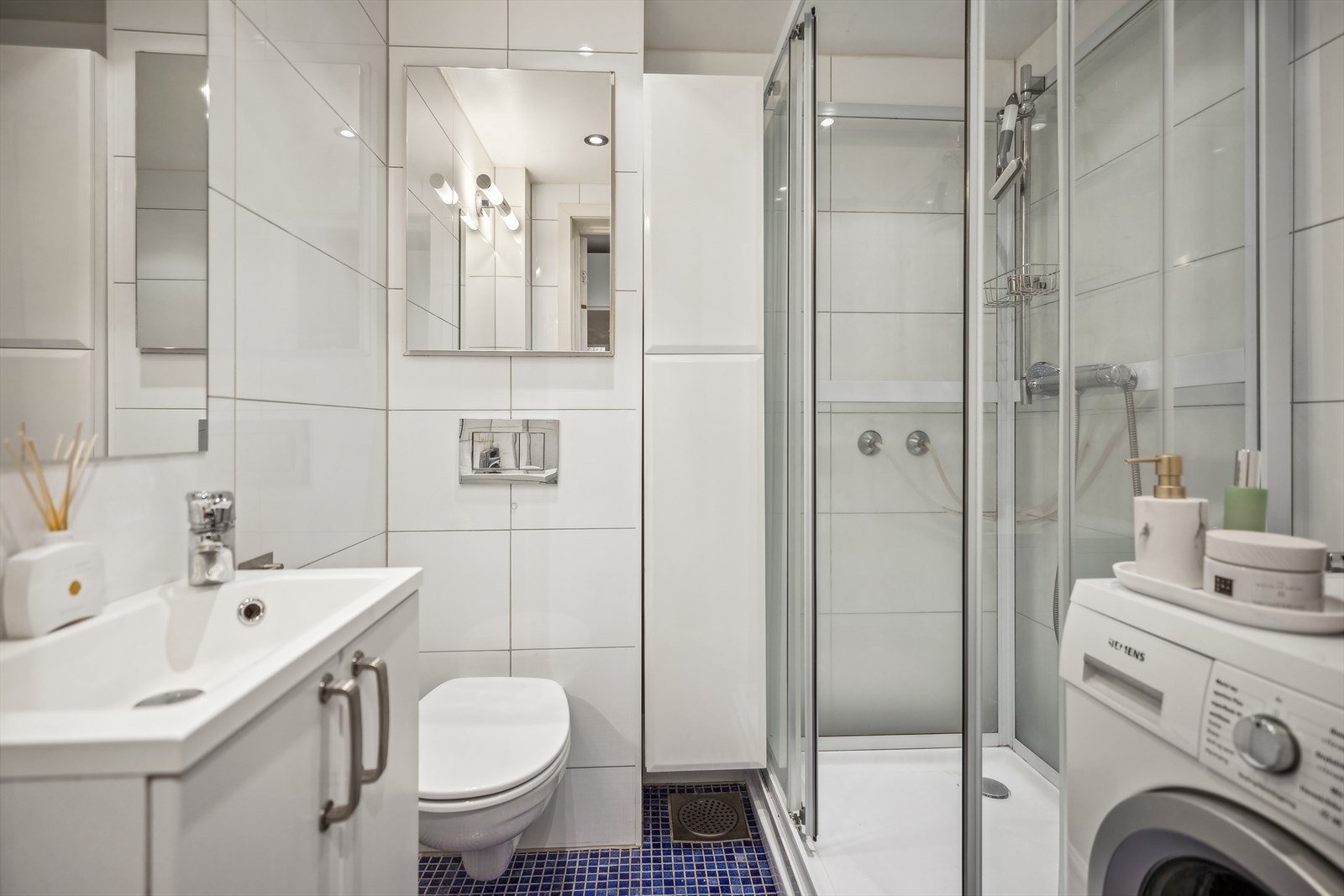 Flislagt bad fra 2010 med elektriske varmekabler i gulv. Badet er innredet med servantskap med ett-greps blandebatteri, veggspeil, speilbelysning, høyskap, innebygget skap over sisterne, vegghengt toalett med innebygget sisterne og dusjkabinett Det er opp Galleribilde