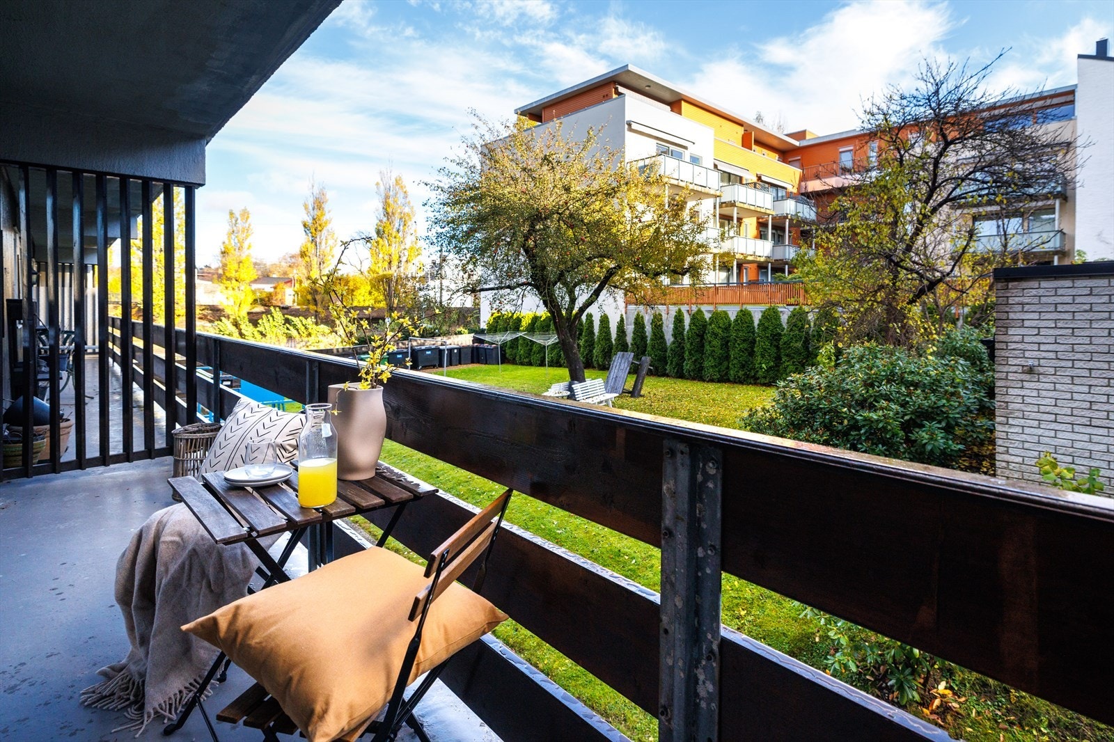 Utformingen her er luftigere og veldig trivelig, for like nedenfor ligger felleshagen - skjermet og grønn med gressplen, busker og trær og sittesoner til beboerne. Galleribilde