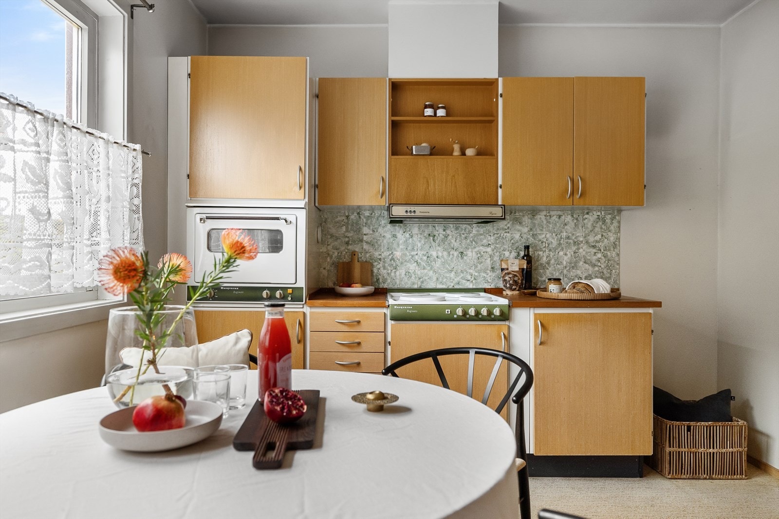 Her er det nedfelt platetopp, heltre benkeplate og integrert stekeovn. Galleribilde