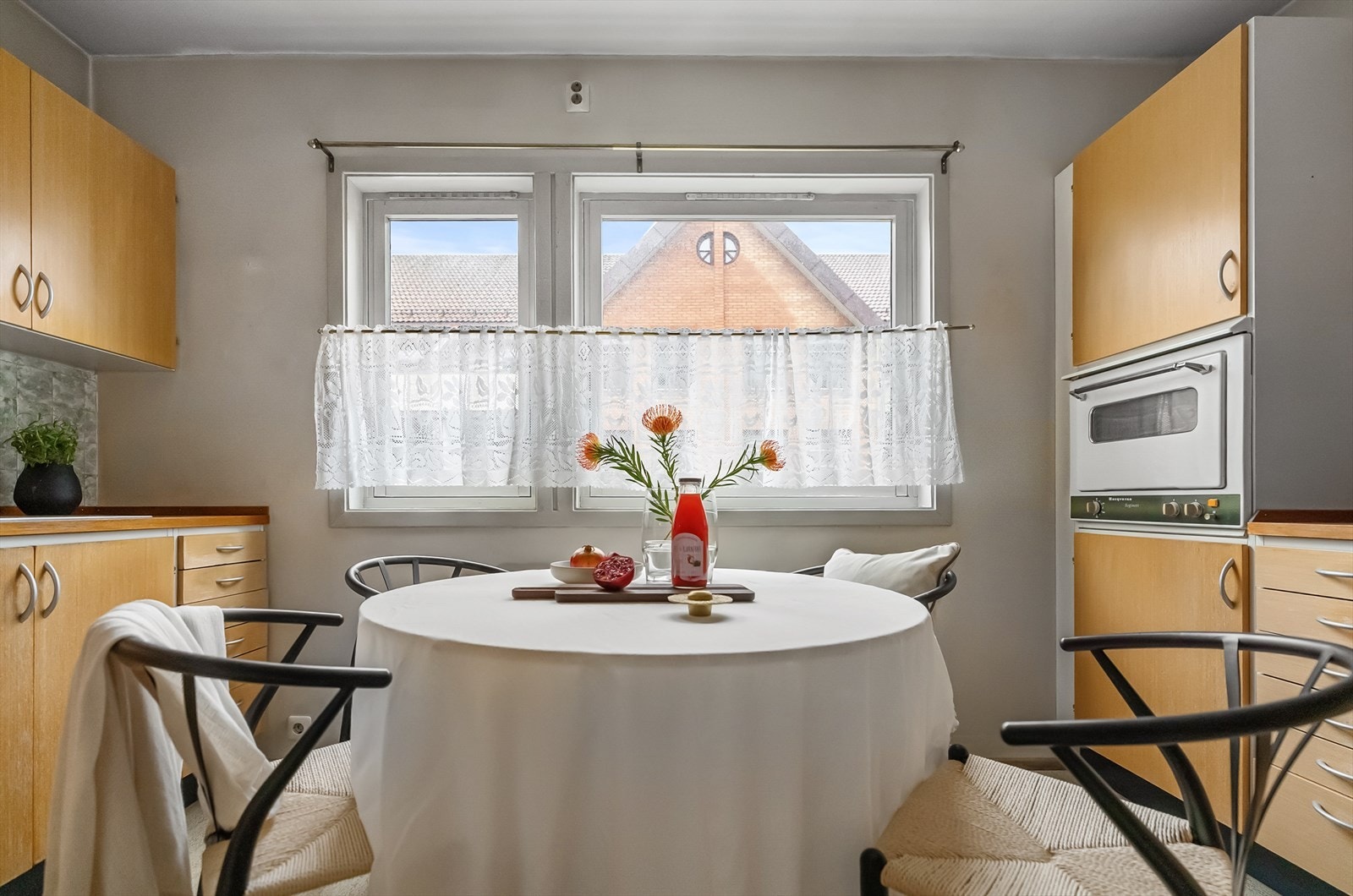 Det er god plass til spisebord på kjøkkenet. Galleribilde