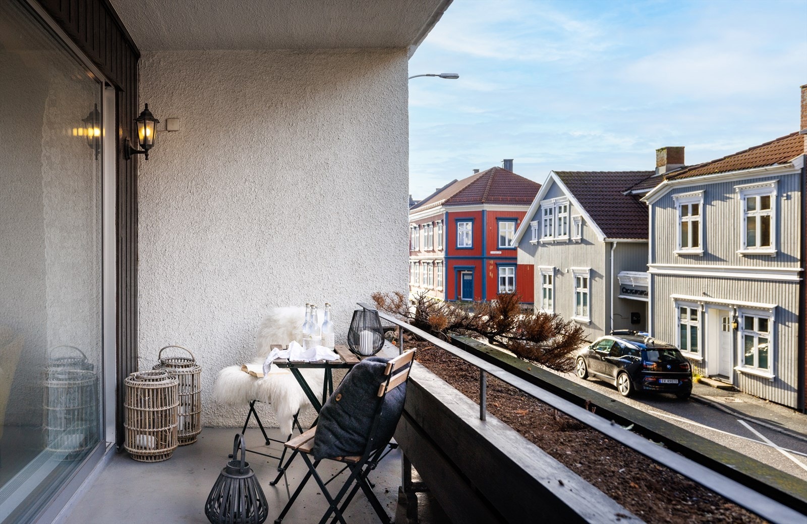 Fra stuen er det utgang til balkongen som gir utsikt utover nabolaget og gaten - et rolig og urbant uterom. Galleribilde