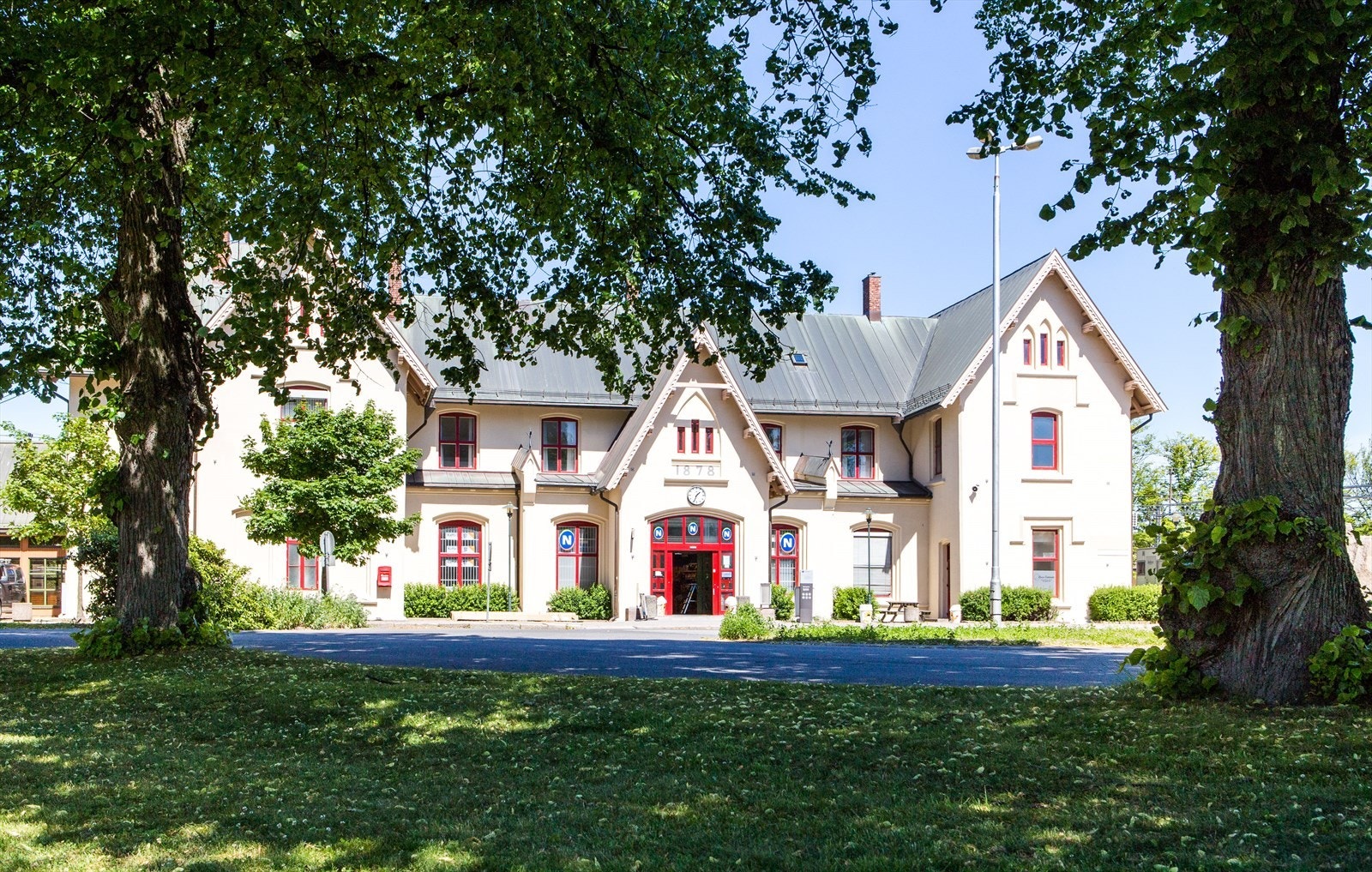 Togstasjonen ligger kun noen få steinkast unna leiligheten. Galleribilde