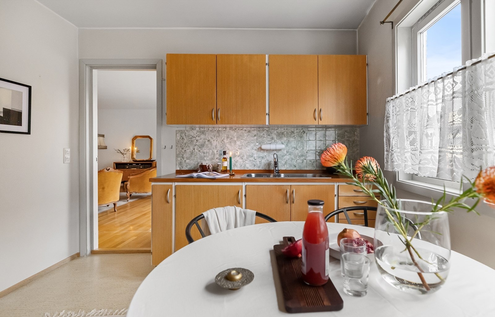 Kjøkkenet er også fra byggeåret. Legg merke til skapfrontene og skuffene. De har tålt tidens tann svært godt, og fortjener å bli bevart. Galleribilde