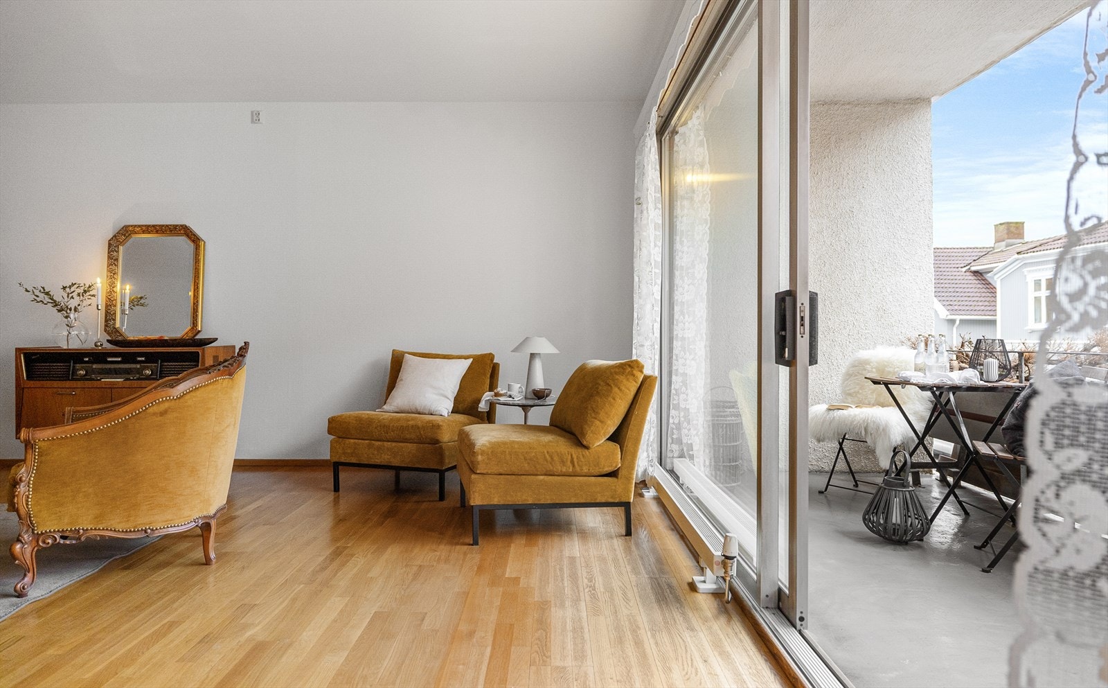 Leiligheten varmes opp med fjernvarme til radiatorer i oppholdsrommene. Dette er inkludert i fellesutgiftene. Galleribilde