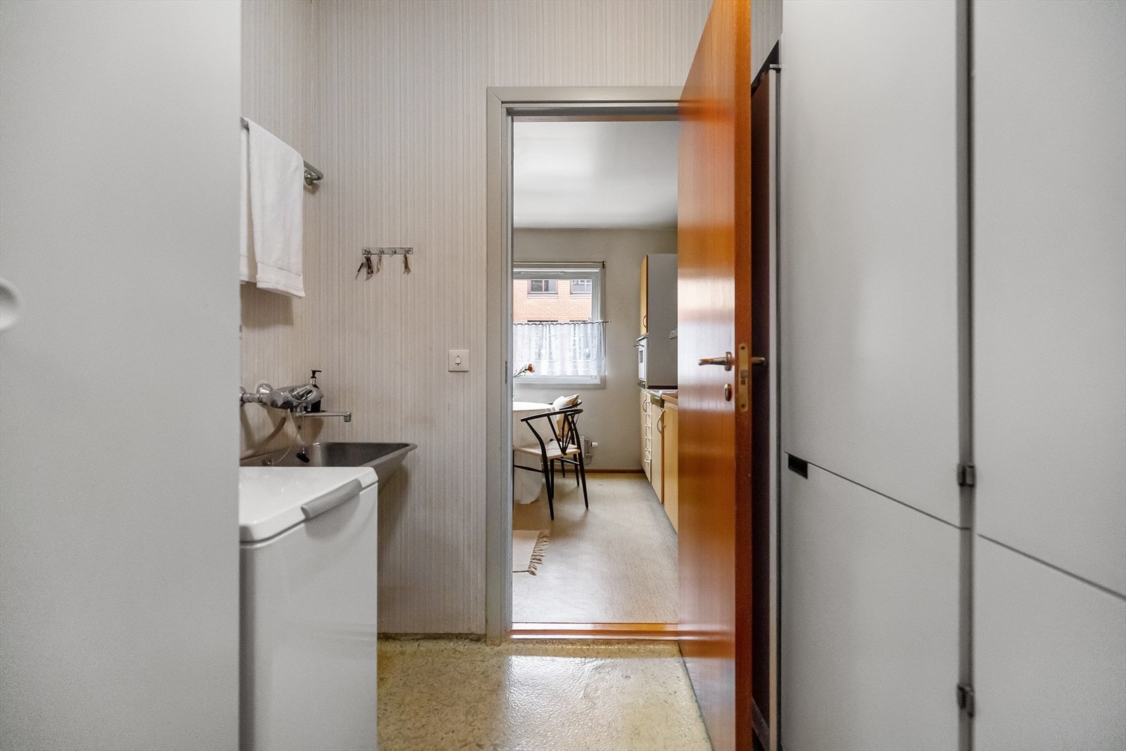 Vaskerommet har utslagsvask, opplegg for vaskemaskin og skapinnredning. Galleribilde