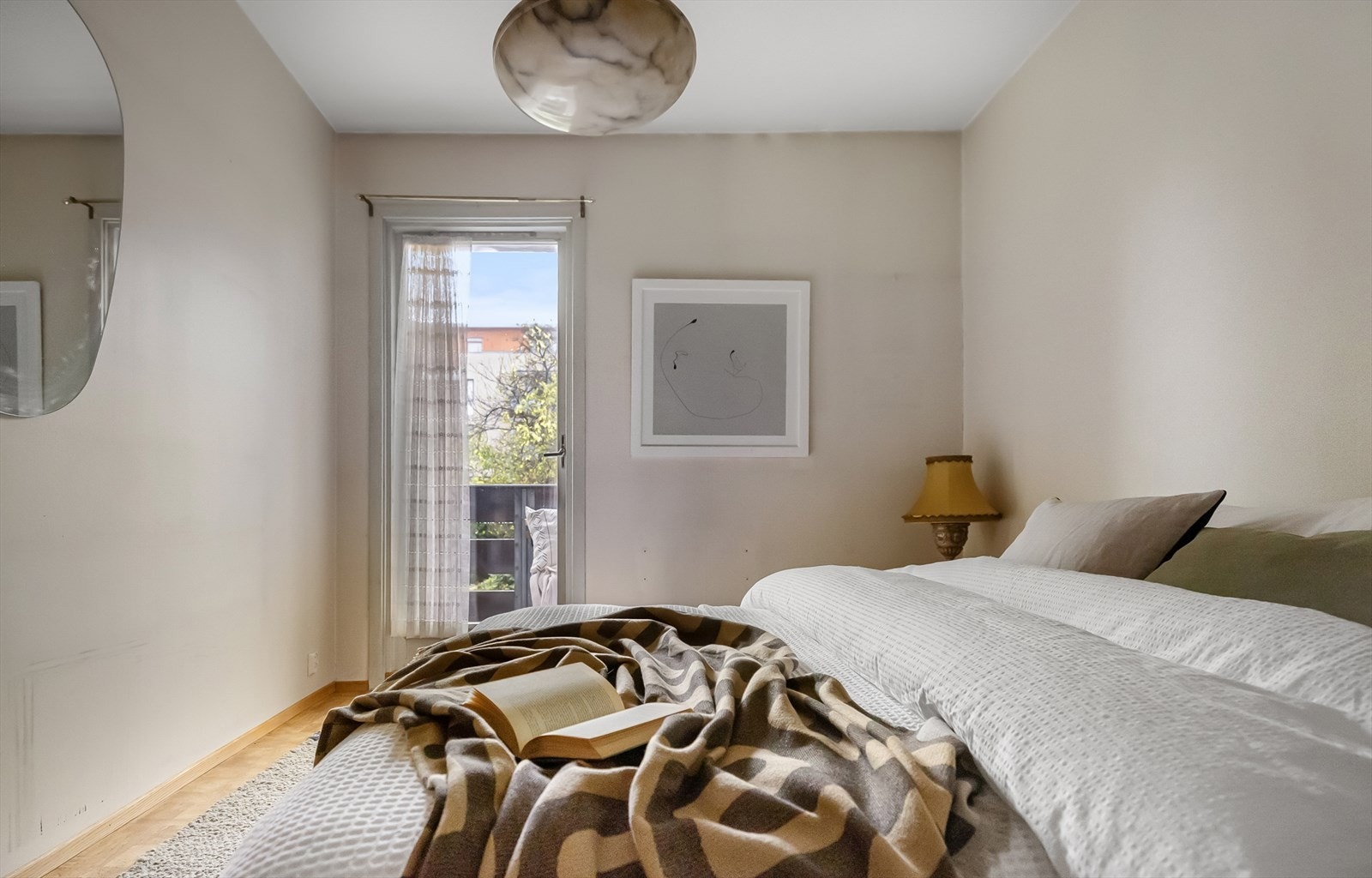 Hovedsoverommet har utgang til balkong. Galleribilde