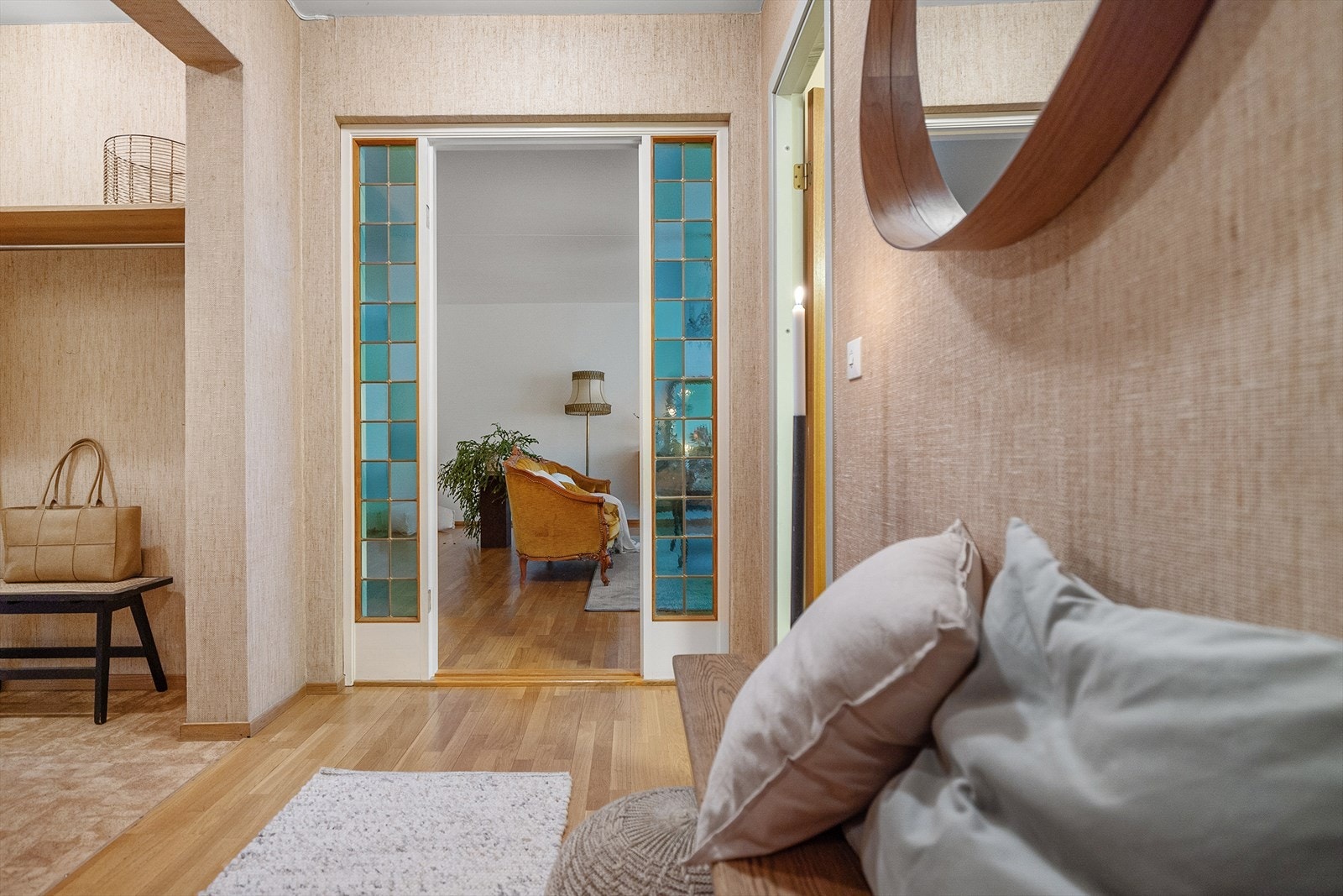 Legg merke til de autentiske blyglassfeltene i døren. Galleribilde