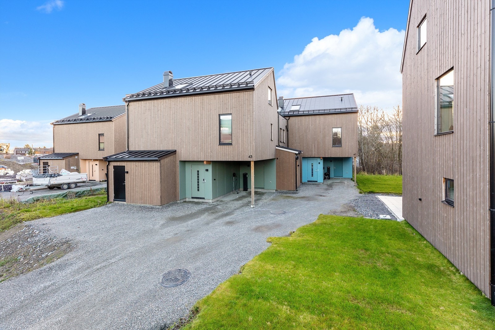 Fasade innkjøring, carport og inngangsparti Galleribilde