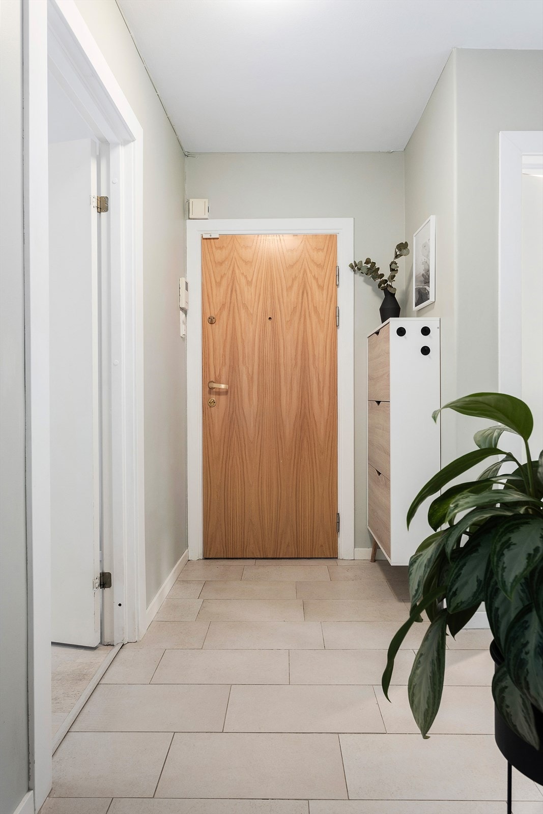 Entrè med gode muligheter for oppbevaring av sko og yttertøy Galleribilde