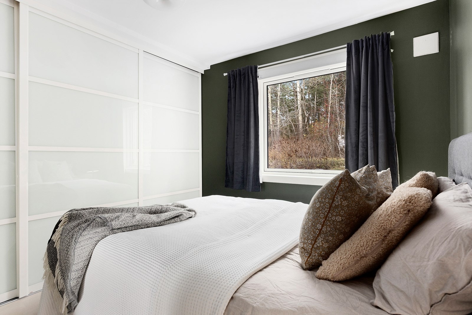 Soverommet er også innredet med praktisk skyvedørsgarderobe med mye lagringsplass Galleribilde