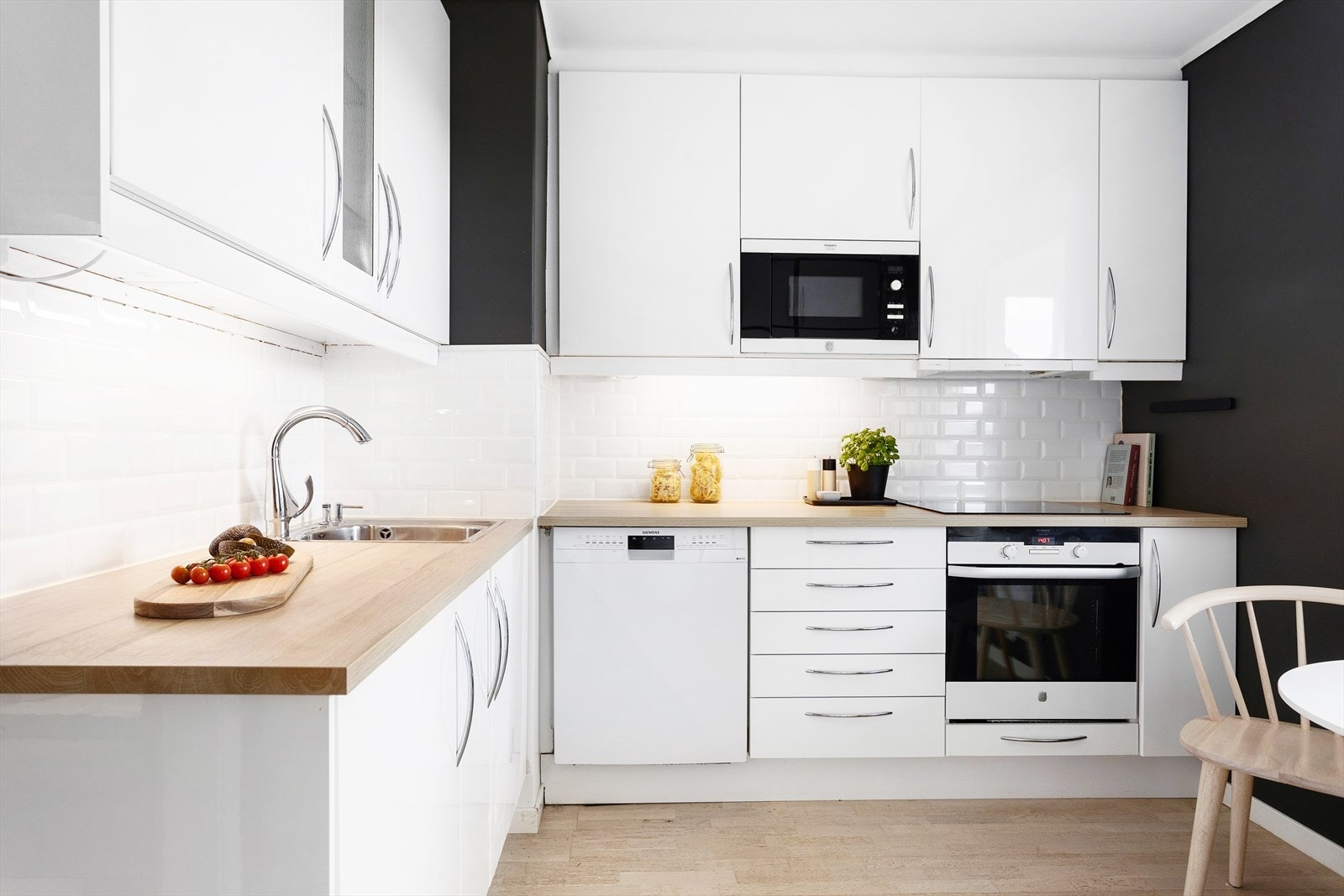 Kjøkkenet består av induksjon koketopp, innebygget stekeovn, mikroovn i veggskap, nisje til kjøleskap/fryser og integrert oppvaskmaskin Galleribilde