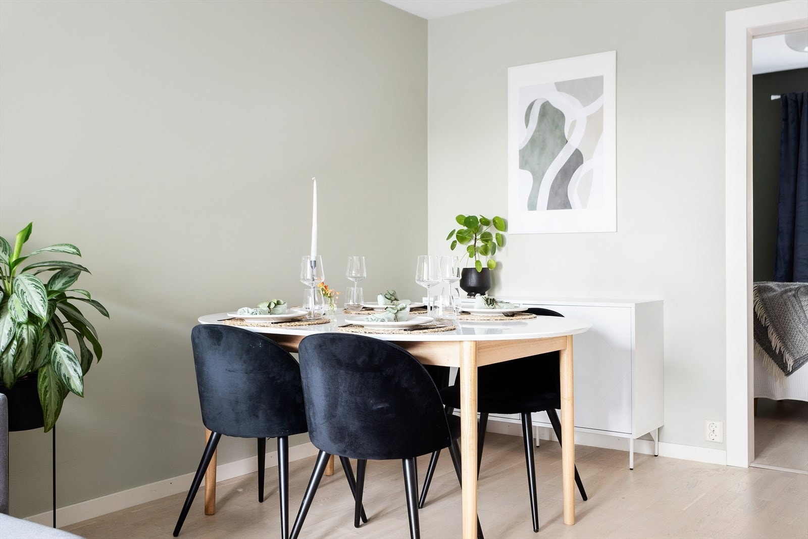 Det er god plass til spisegruppe i stue Galleribilde