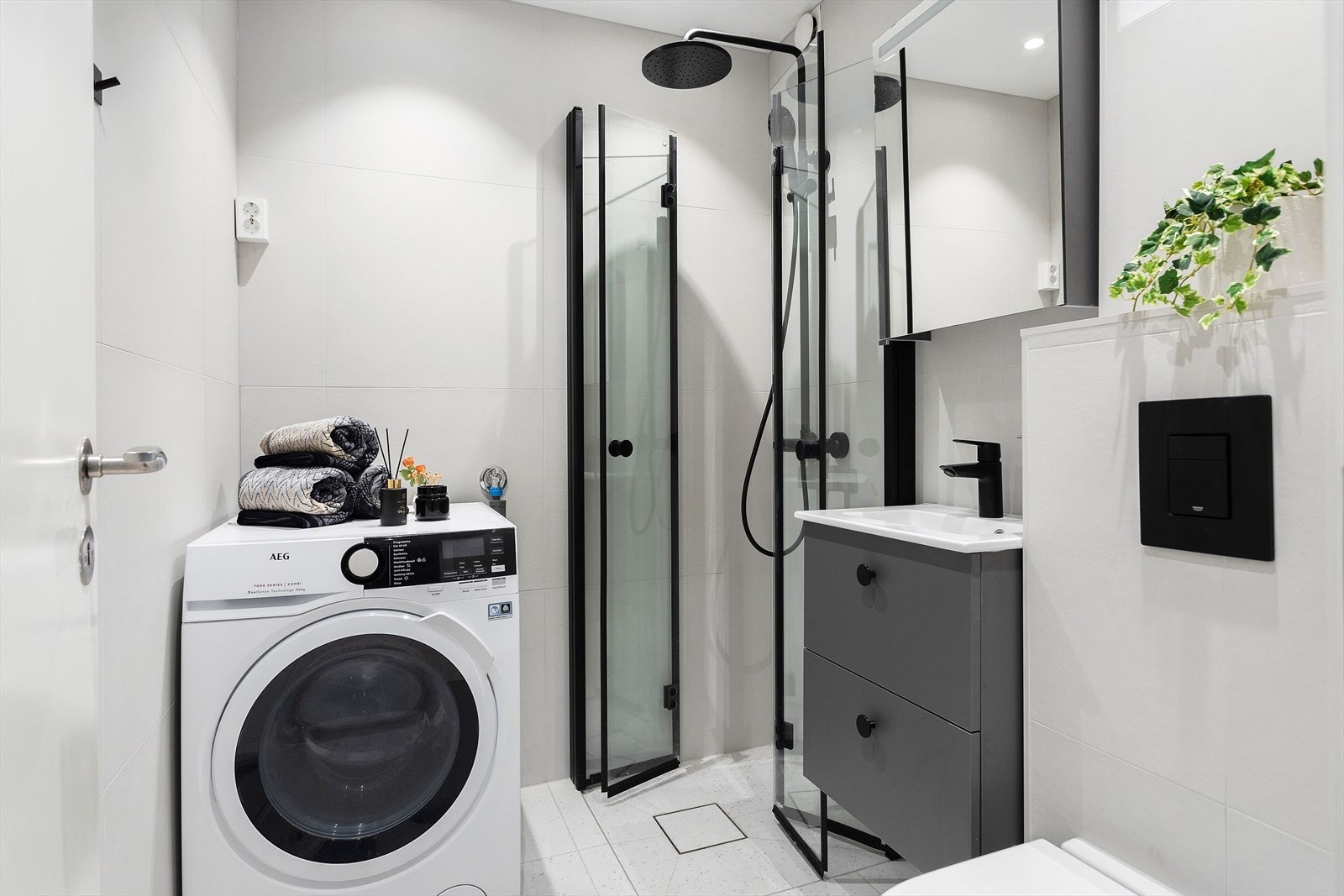 Strøkent og delikat baderom pusset opp i 2024 Galleribilde