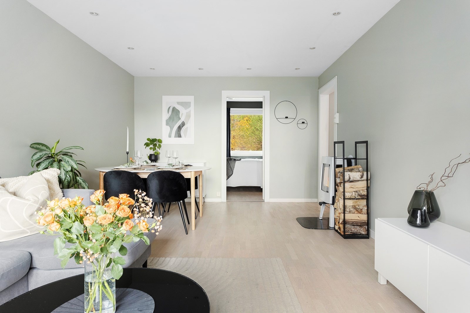 Gjennomgående planløsning og store vindusflater gir gode lys- og solforhold Galleribilde