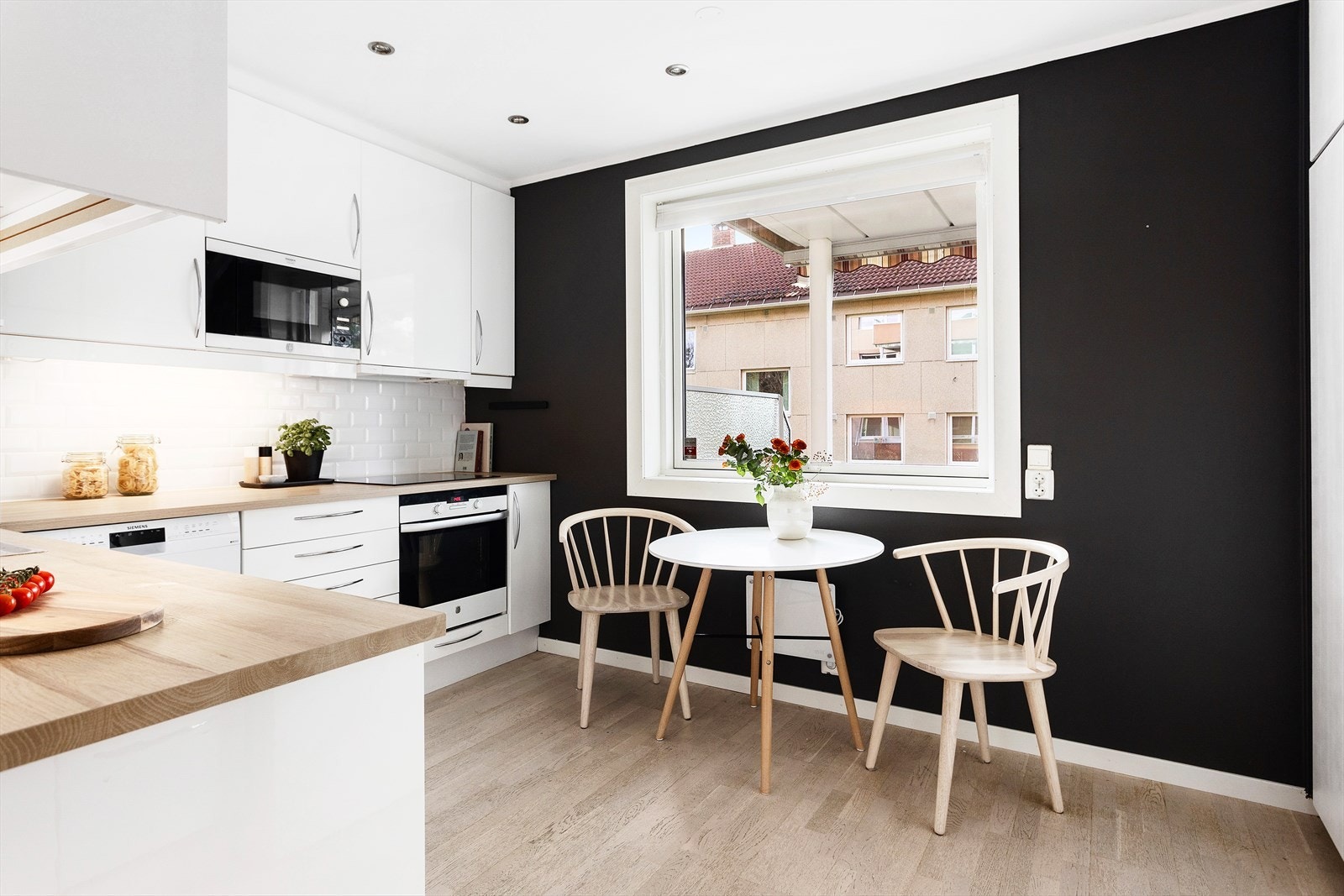 Tidløst og godt vedlikehold kjøkken med plass til en spisegruppe Galleribilde