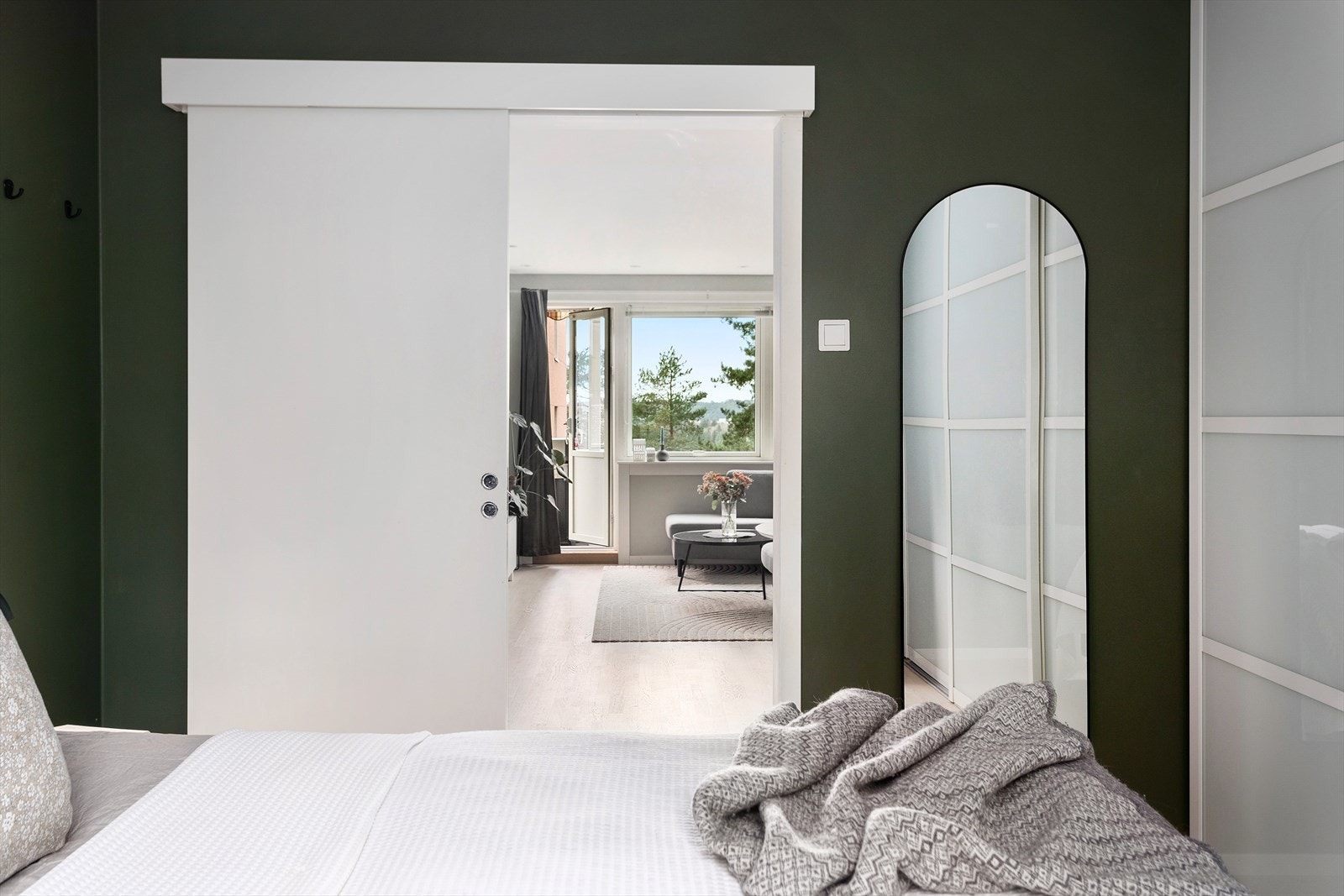 Fine farge- og materialvalg er gjennomgående. Flott 3-stavs parkett i stue og soverom Galleribilde