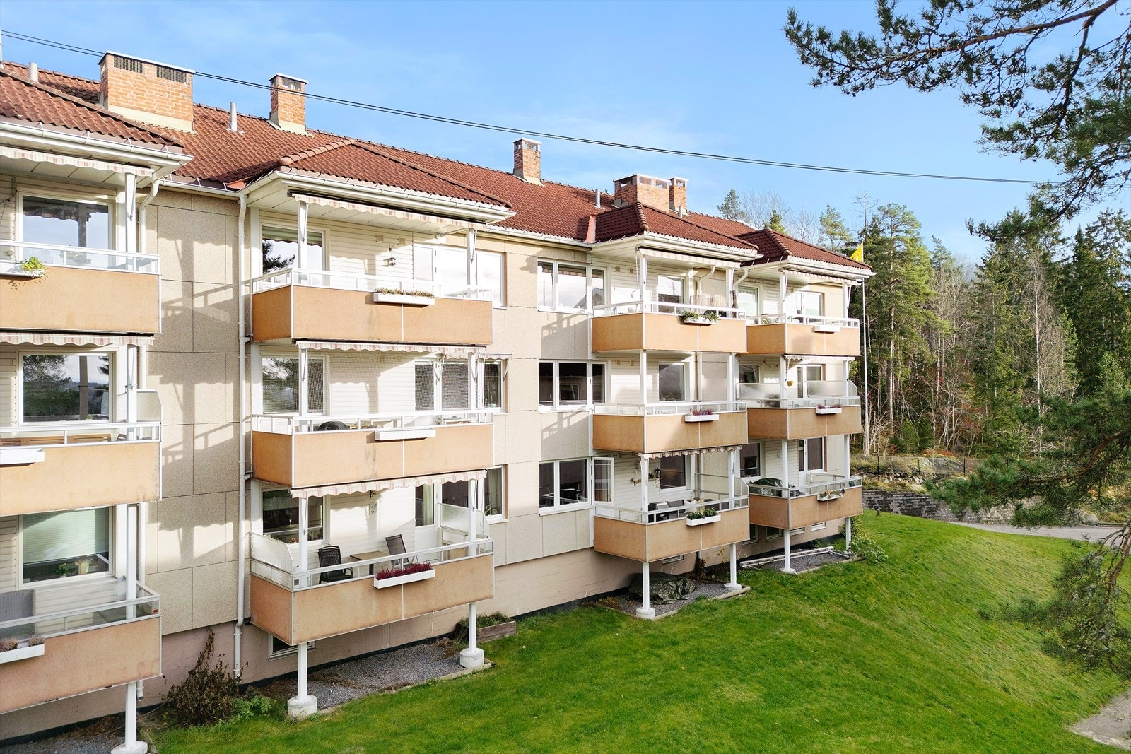 Leiligheten ligger i høy 1. etasje vendt mot grønne fellesområder Galleribilde