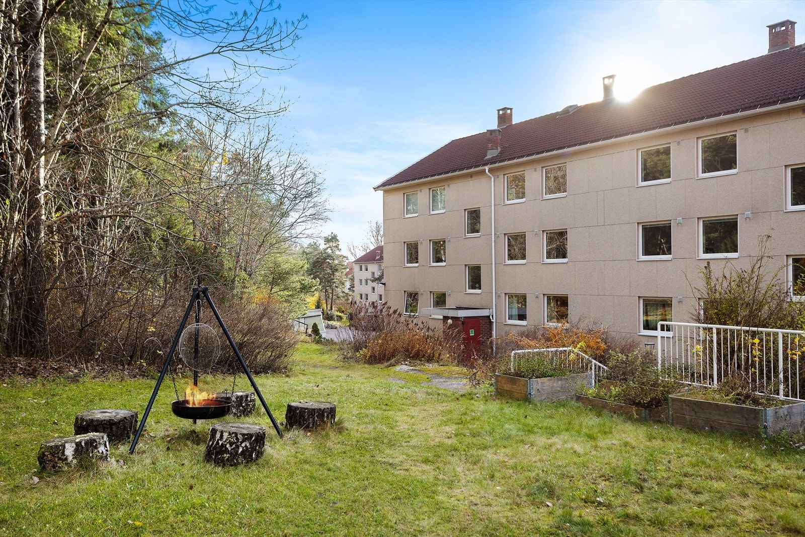 Her bor du i et veldrevet borettslag med flotte opparbeidede grøntområder, lekeplasser, bålpanne m.m. Galleribilde