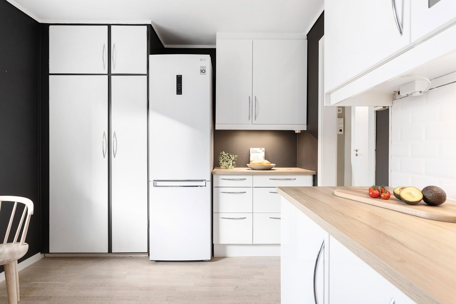 Her er det rikelig med benke- skapplass. God oppbevaringsplass i over- og underskap Galleribilde