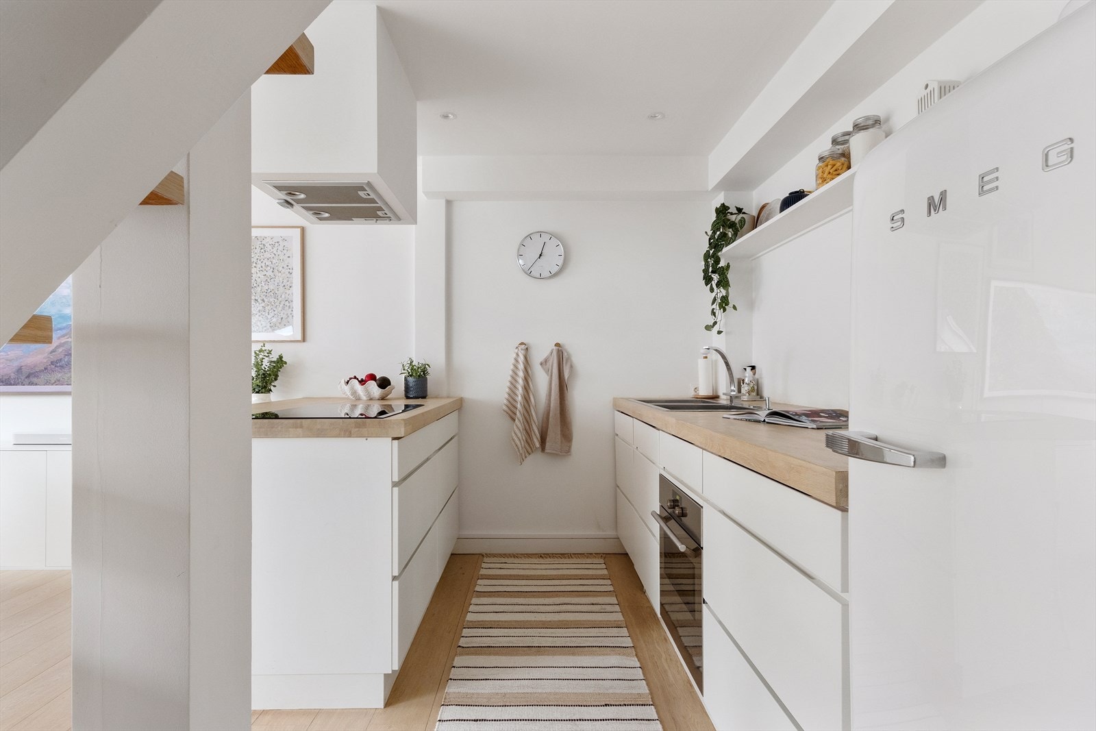 Det er en flott, heltre benkeplate i eik som er spesialbygget og ekstra tykk på 60 mm. Galleribilde