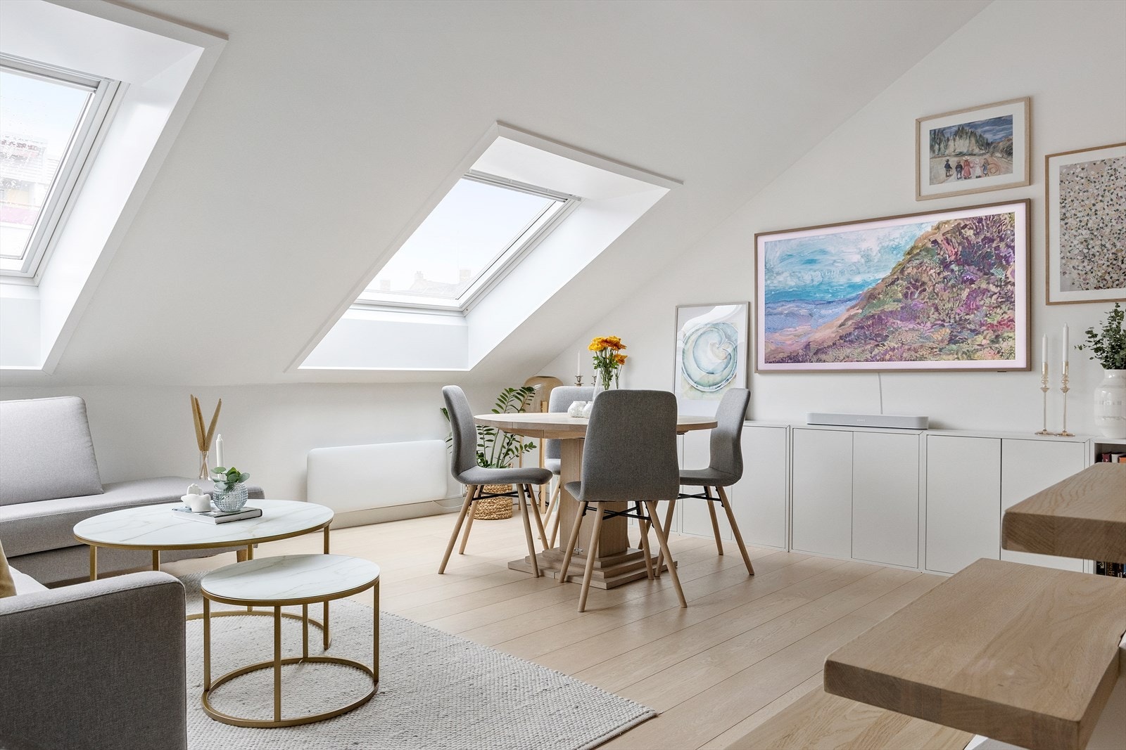 Stuen er malt i lyse farger og har et eksklusivt 15 mm helplankgulv. Galleribilde