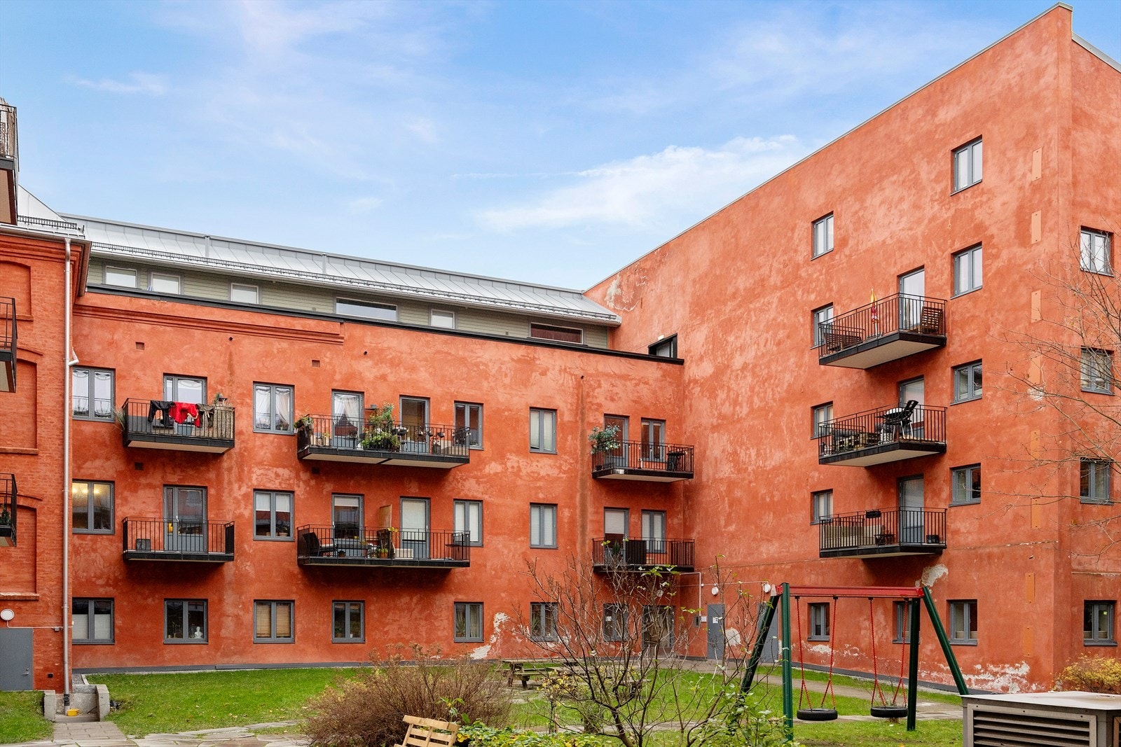 Bakgården består av flotte grøntområde, lekeplass og sittegrupper. Galleribilde