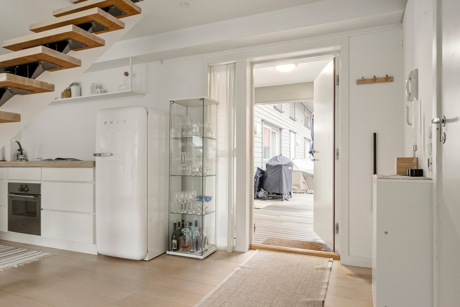 Velkommen inn! Lys og fin entré med et plassbygd garderobeskap med god plass til yttertøy og sko. Galleribilde