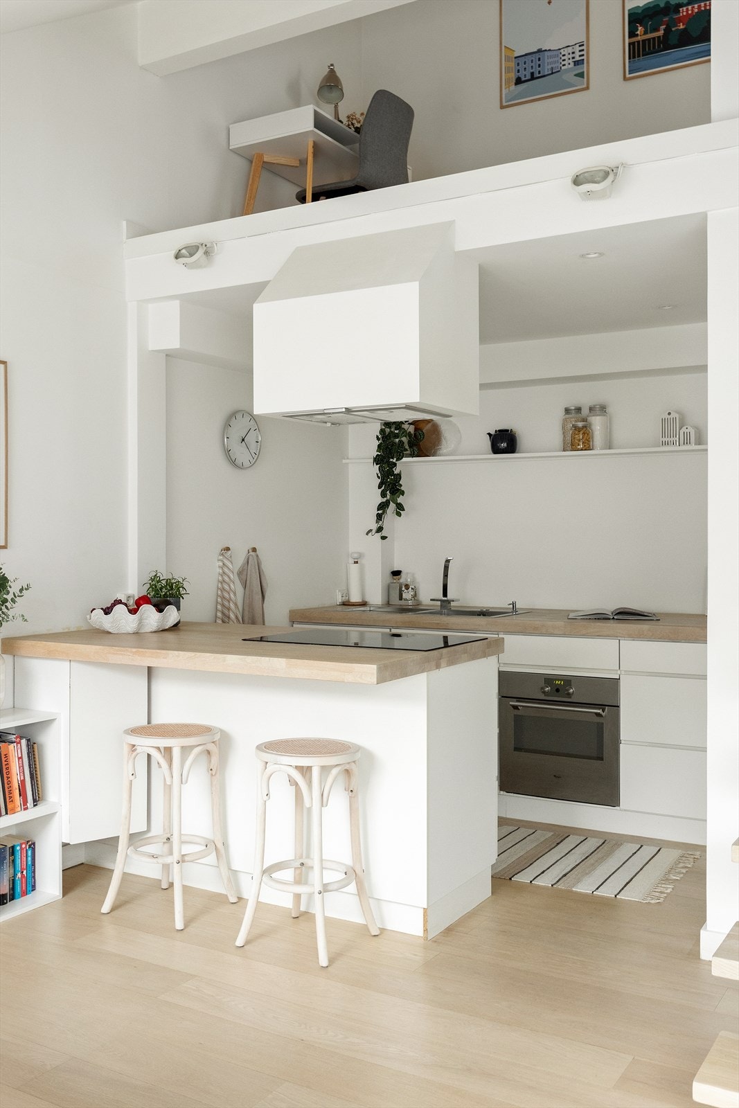 Kjøkkenet ligger i åpen løsning mot stuen, noe som gir en svært sosial sone - perfekt for sosiale sammenkomster. Galleribilde