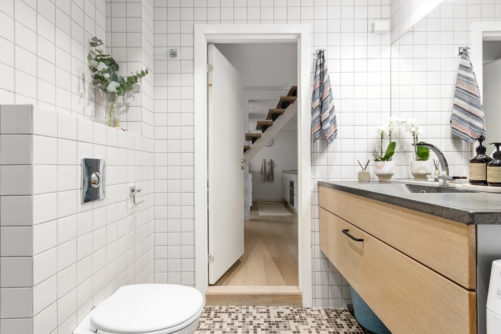 Innredning fra Kvik med vask i betong med et stort og praktisk speil i overkant. Galleribilde