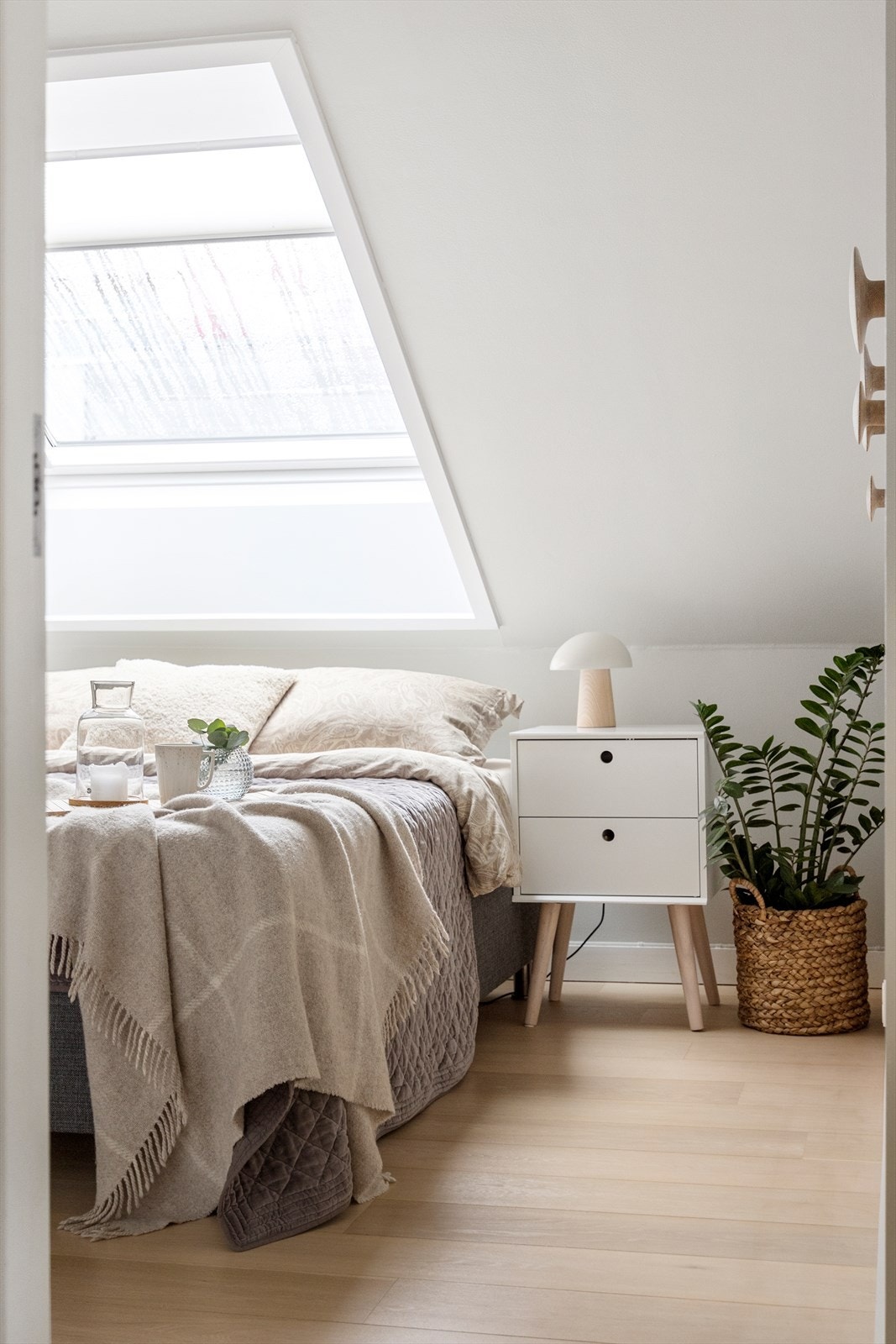 Det er montert to typer innvendig solskjerming og en utvendig som kan trekkes ned ved behov som sikrer nattesøvnen. Galleribilde